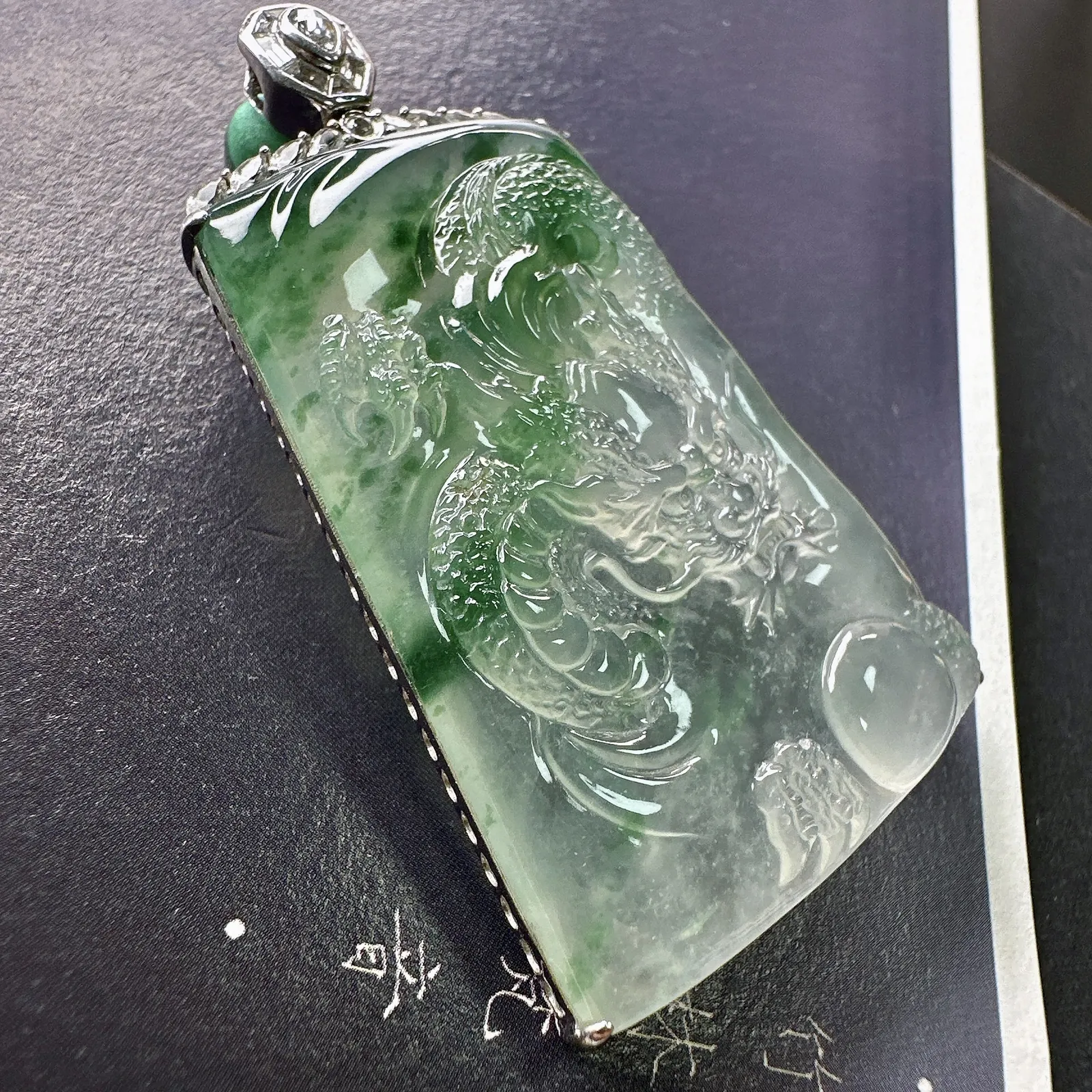 【冰种飘绿龙牌】古龙作品，神龙护主，质地细腻，起胶感，生肖佩戴，18k金钻镶嵌，裸石尺寸42.8*30.6*5.7毫米