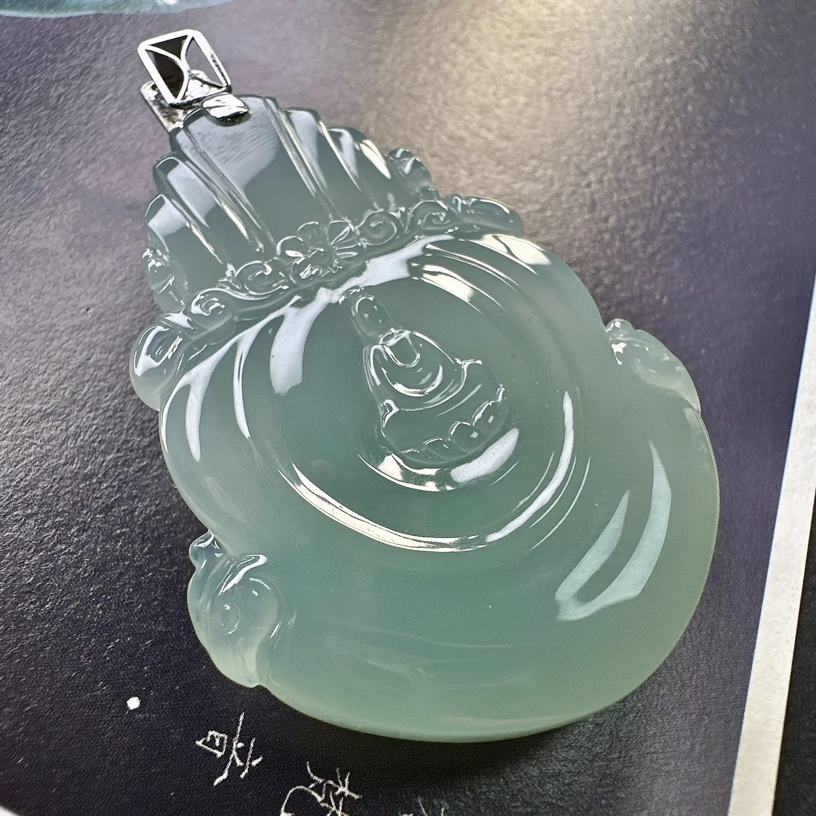 【冰种观音首吊坠】料子通透闪亮，质地致密，种老起强胶感，玻璃光泽强烈。人物面部开脸生动，雕刻很精细，表情端庄祥和。料子纯净，18K金钻镶嵌，裸石尺寸53.5*38*11.8毫米