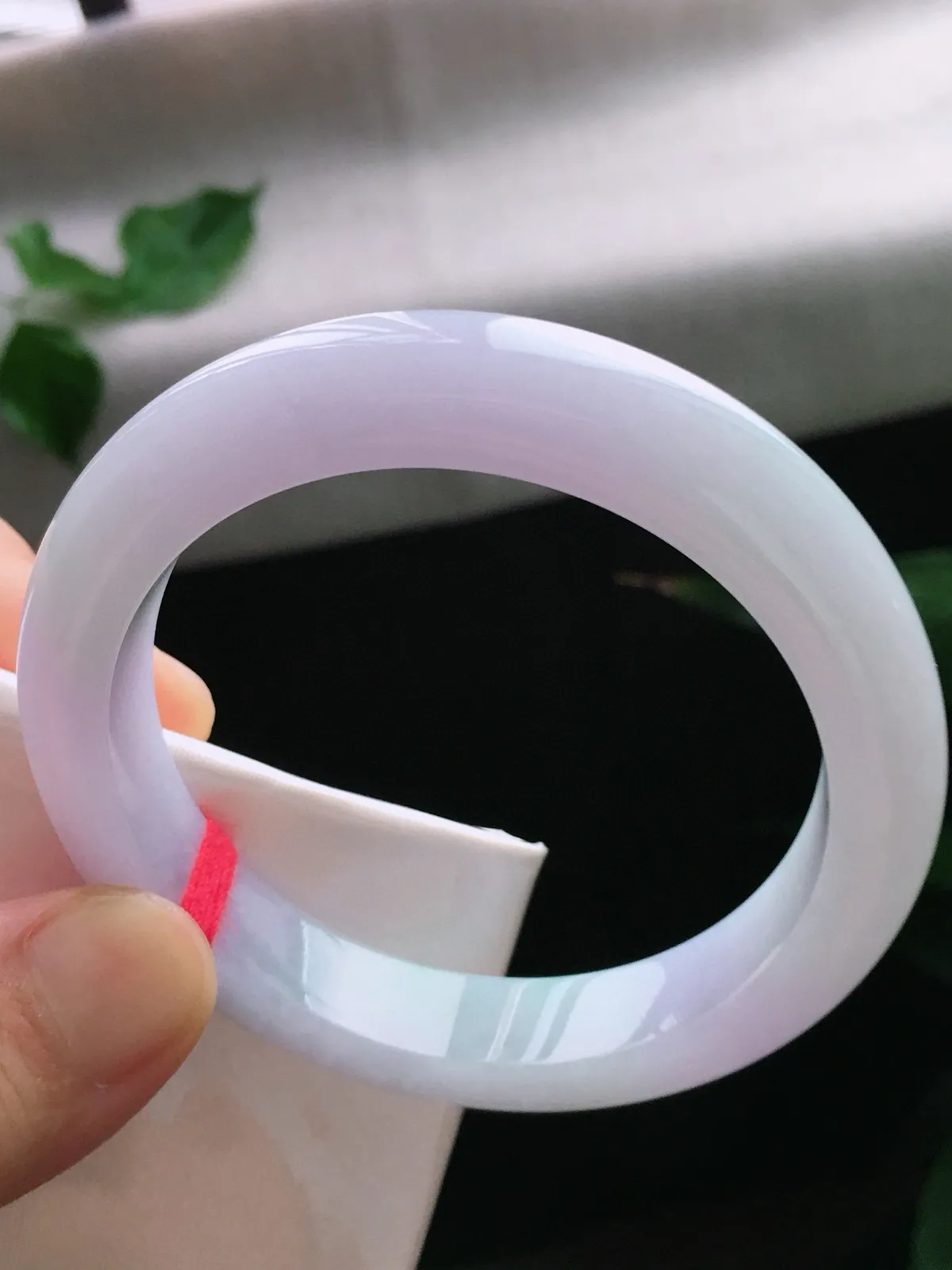 圈口55.5，正圈手镯，春彩，玉质冰润细腻，尺寸55.5-11.5-8.3mm