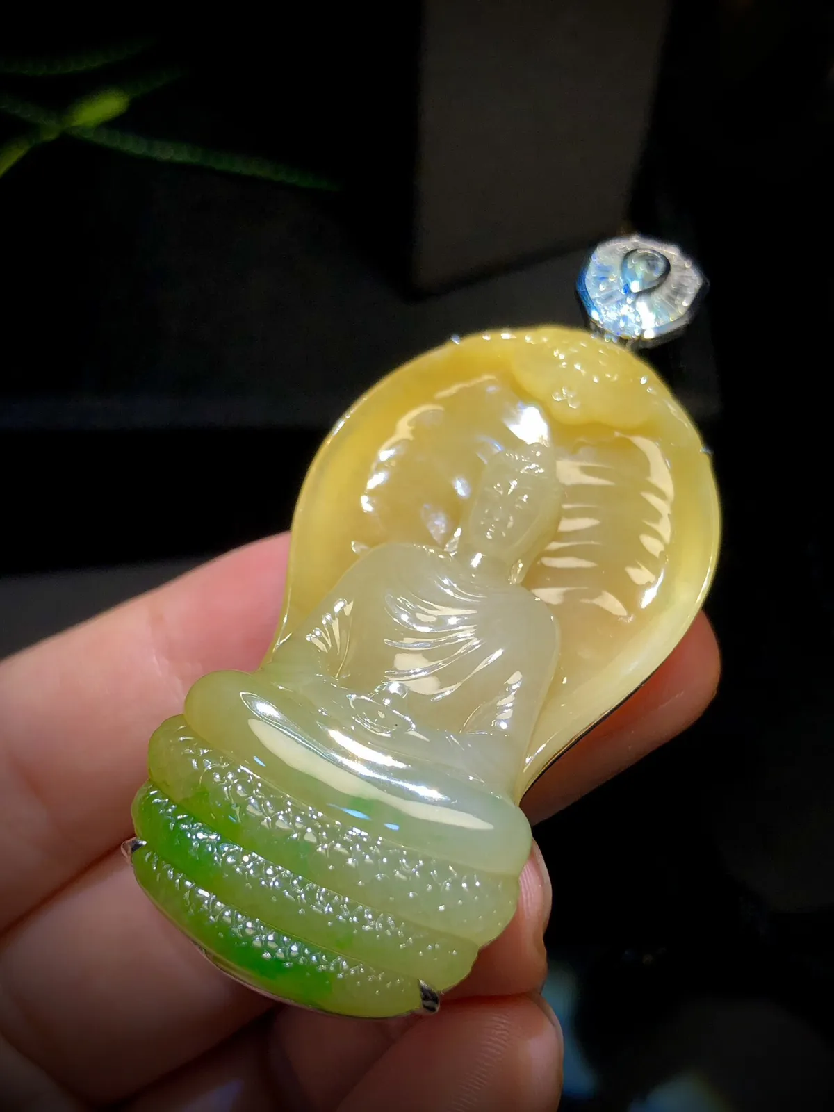 【释迦摩尼佛·守护神】，黄+绿厚装翡翠料子，
裸石57.5-31-13.5mm，
整体70-31-13.5mm，18K金，南非钻，