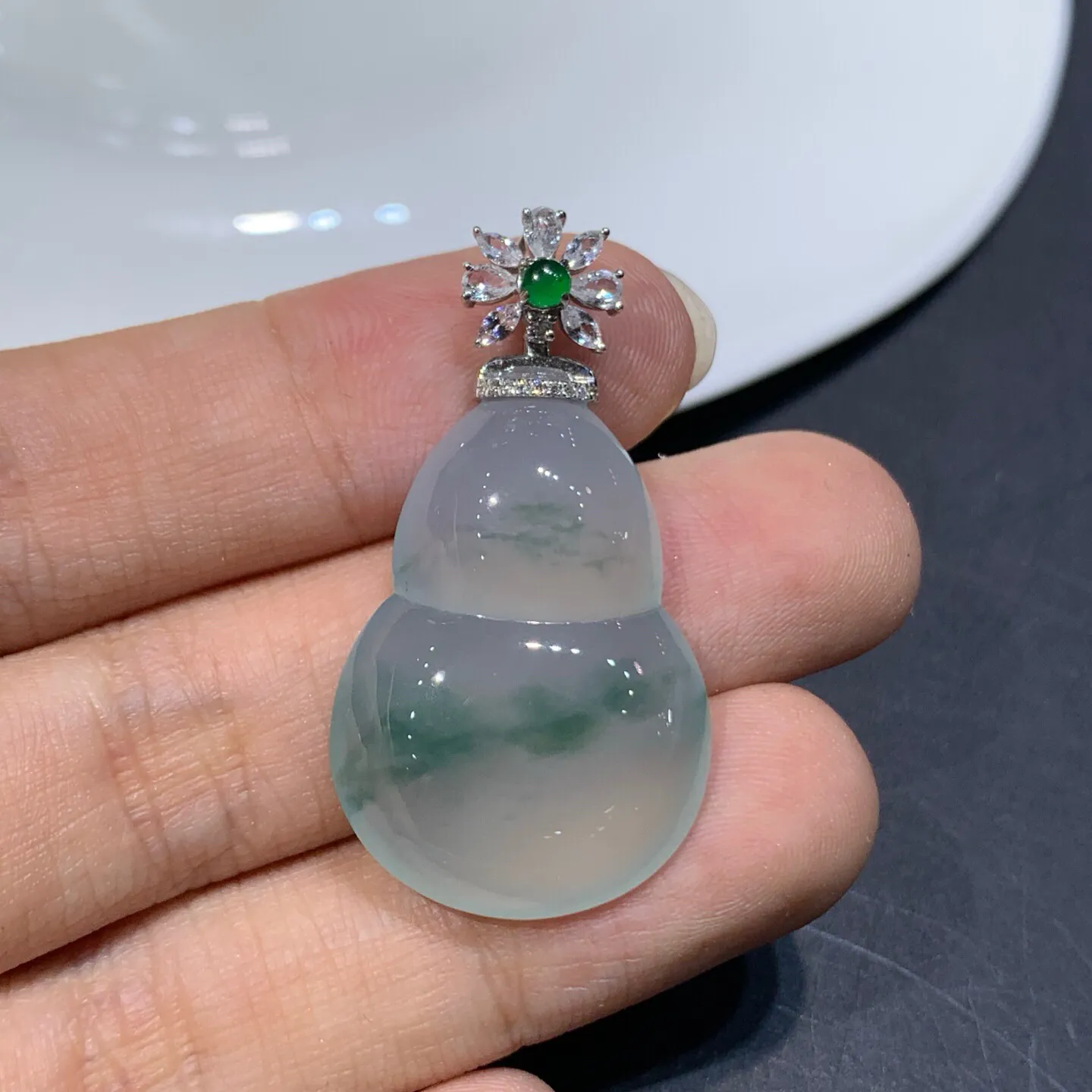 冰润飘绿葫芦吊坠 整体尺寸37-20-6.3毫米