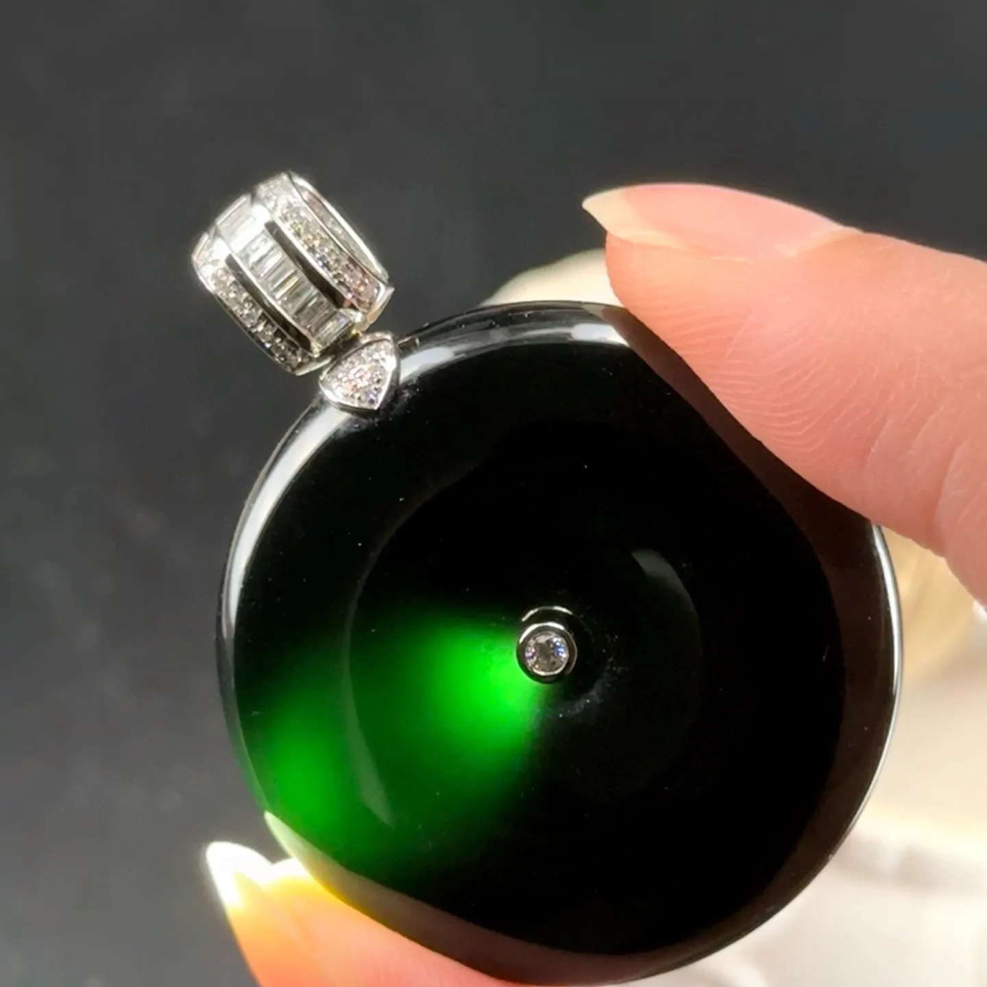 精品18k墨翠平安扣吊坠 种好色正 黑度极好 打灯通透 油性十足 尺寸35.6