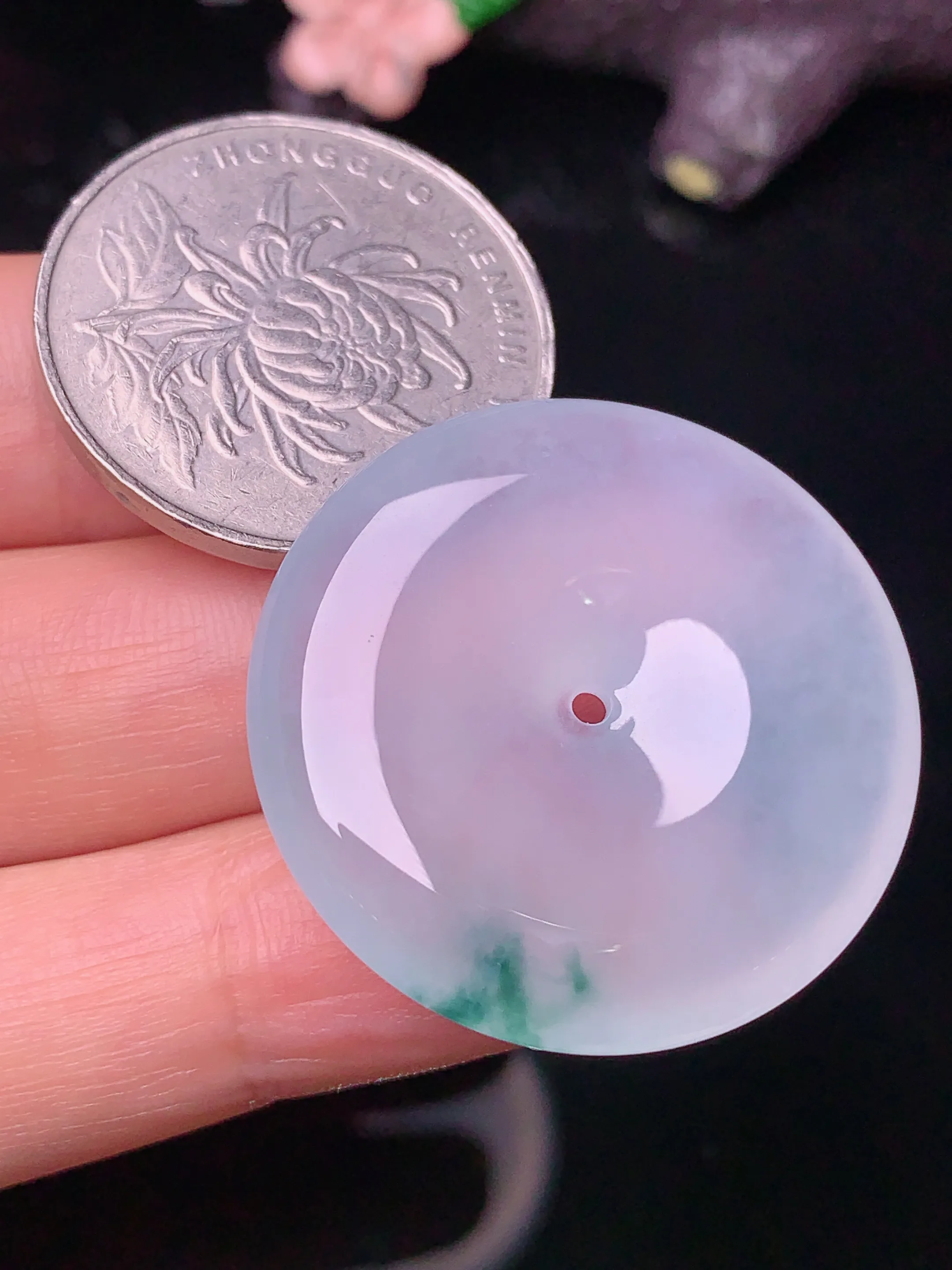 冰种飘绿平安扣吊坠 玉质细腻 色泽艳丽 整体尺寸29.6*6