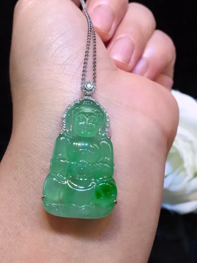 冰种阳绿立体观音吊坠、真金真钻镶嵌，种水好，玉质细腻 .裸石尺寸 33.8*20.2