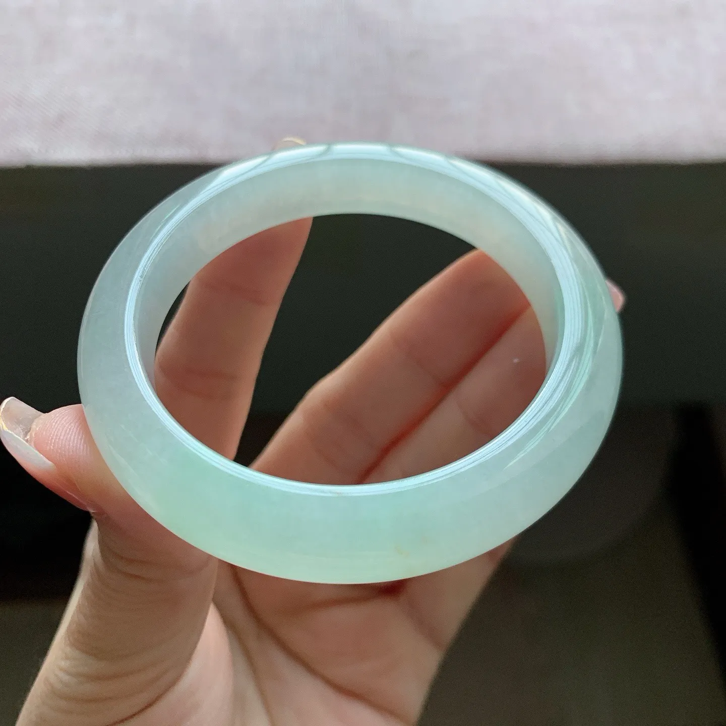 55-56圈口。自然光实拍，老坑冰胶甜绿正圈翡翠手镯，尺寸:56-10.8-9mm，无纹裂，重量58.85g，