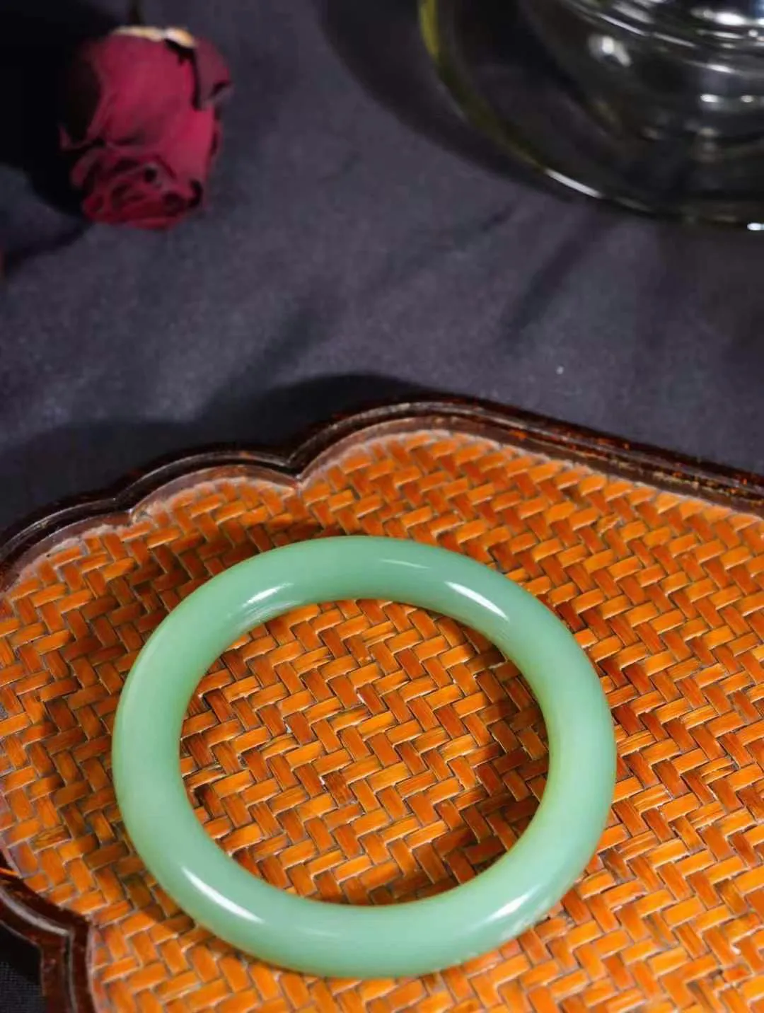 【碧波流转·手镯】

精品和田玉碧玉圆条手镯，玉质细腻温润，手感舒适，️线条流畅，简约大气，美