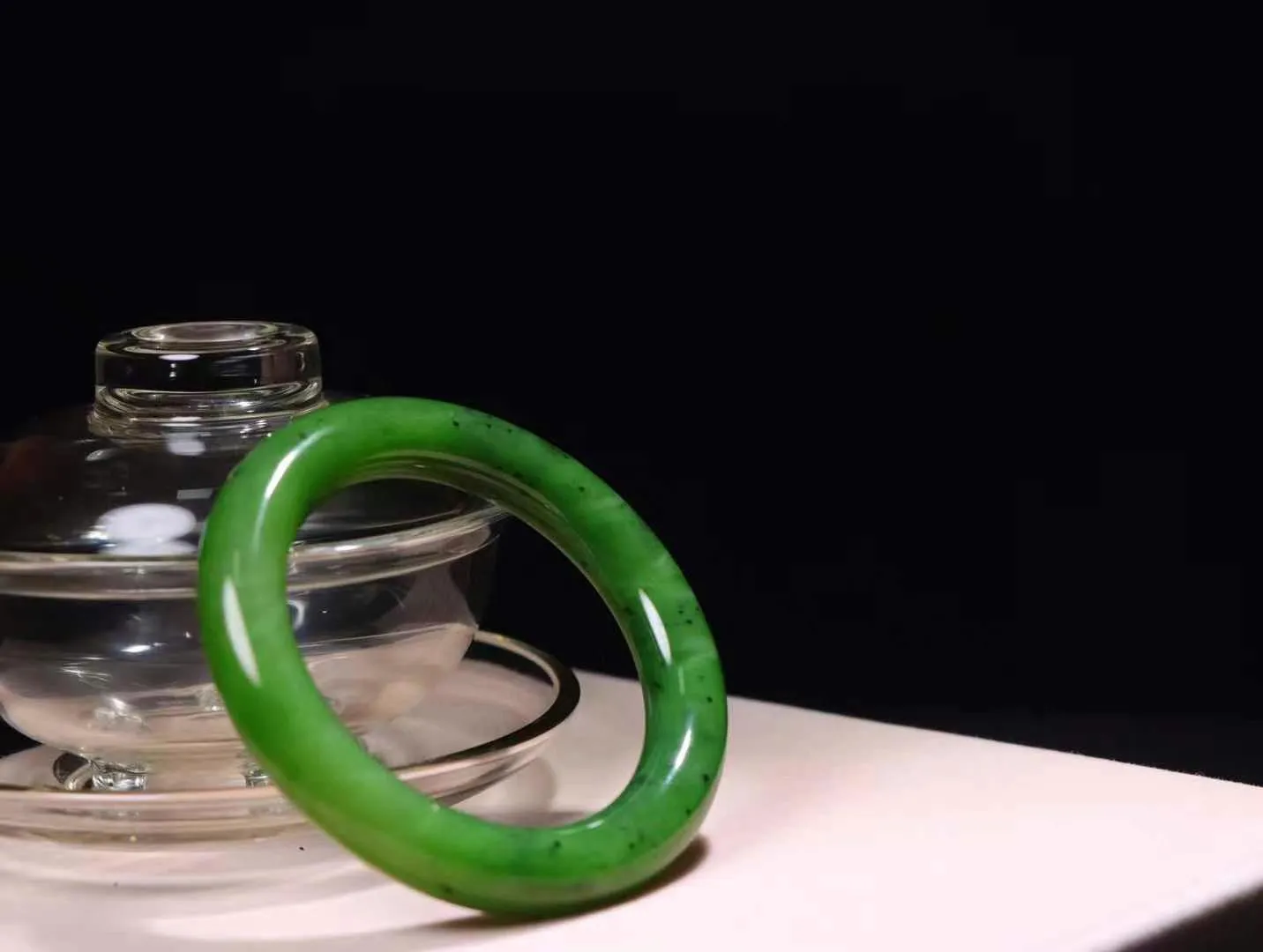 【碧色荡漾】

精品️和田玉碧玉胖圆条手镯，红皮老料 玉质极其细腻温润，手感舒适，款式美观大气