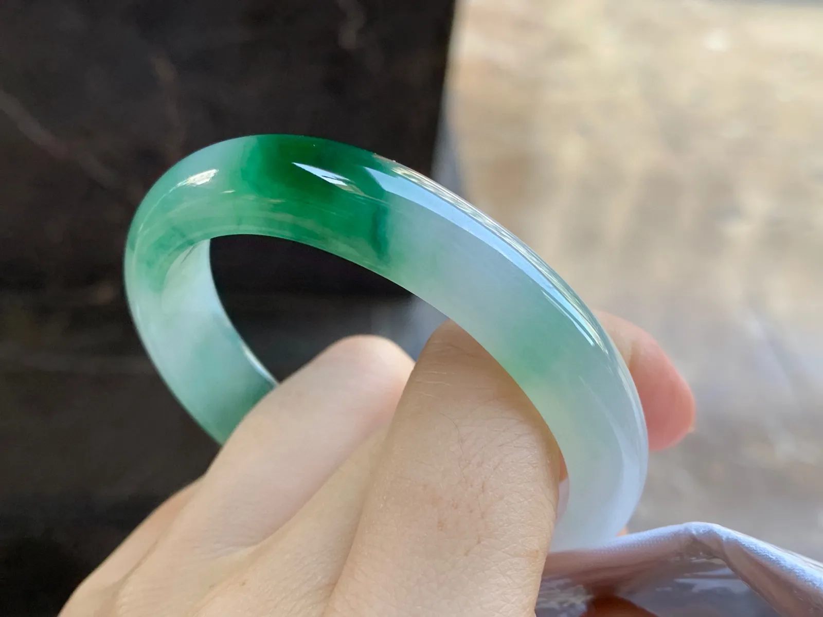 绿花贵妃镯
尺寸：52.5-11.5-7.5mm
肉质细腻干净～正圈50 51可以戴