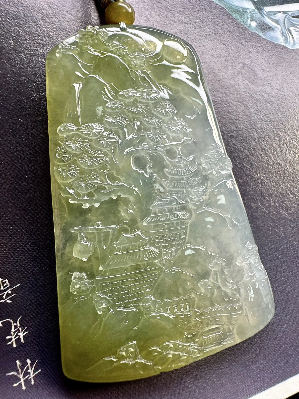 【冰种黄翡山水】种地很不错，冰感十足，通透度好，画面感强烈，稀有的好山水