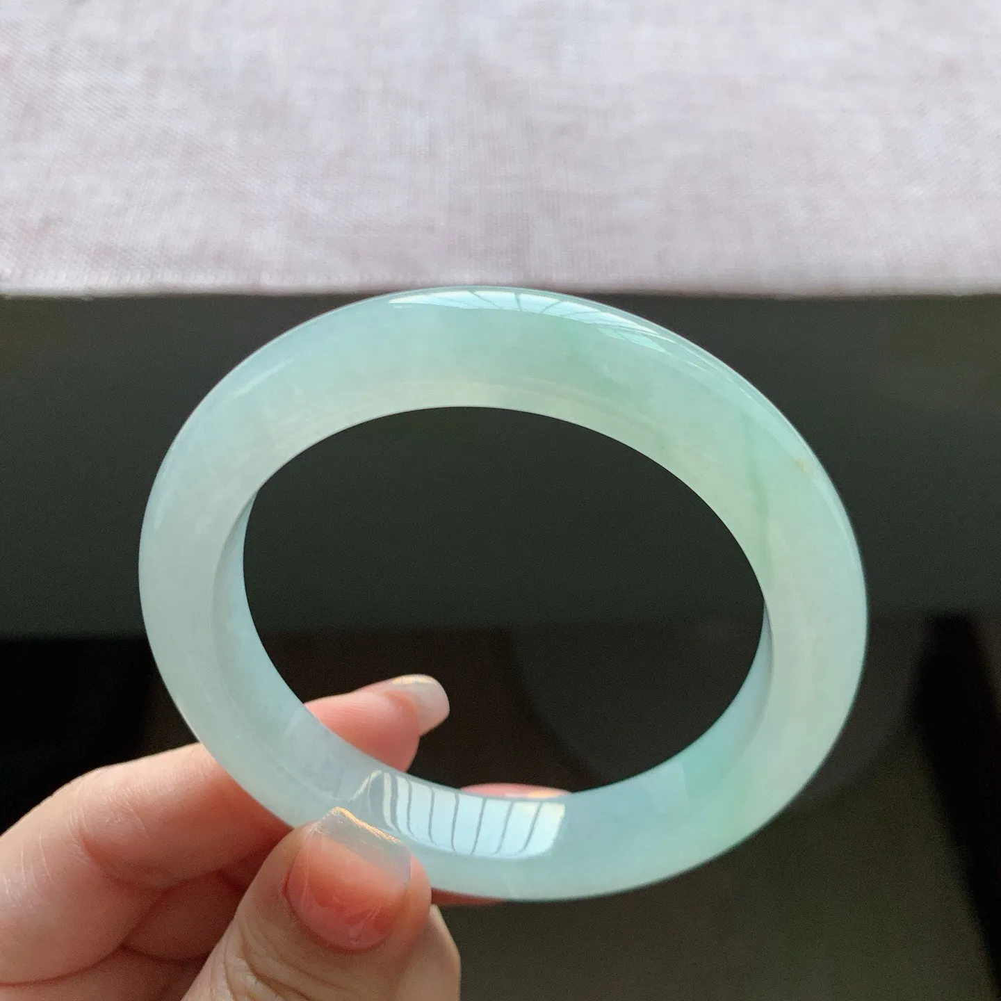 55-56圈口。自然光实拍，老坑冰胶甜绿正圈翡翠手镯，尺寸:56-10.8-9mm，无纹裂，重量58.85g，