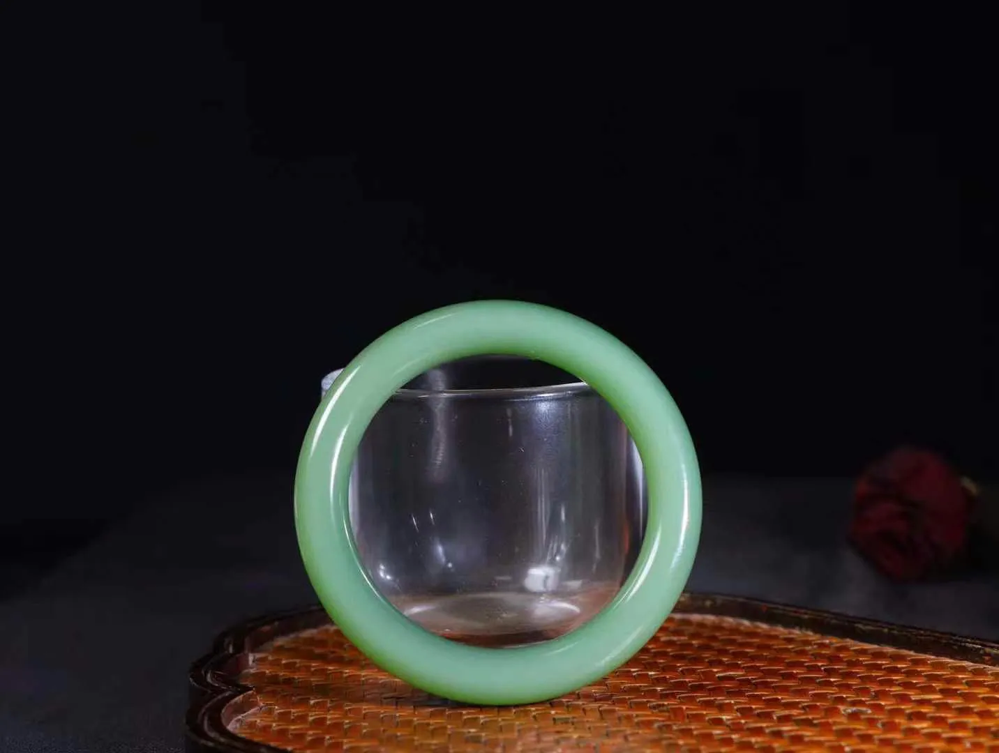 【碧波流转·手镯】

精品和田玉碧玉圆条手镯，玉质细腻温润，手感舒适，️线条流畅，简约大气，美自天成，佩戴于腕间，婉约之美，举手投足间透出那份低调奢华，醉人心扉。
重49.1克 内径圈口55mm尺寸10mm  l62470681925