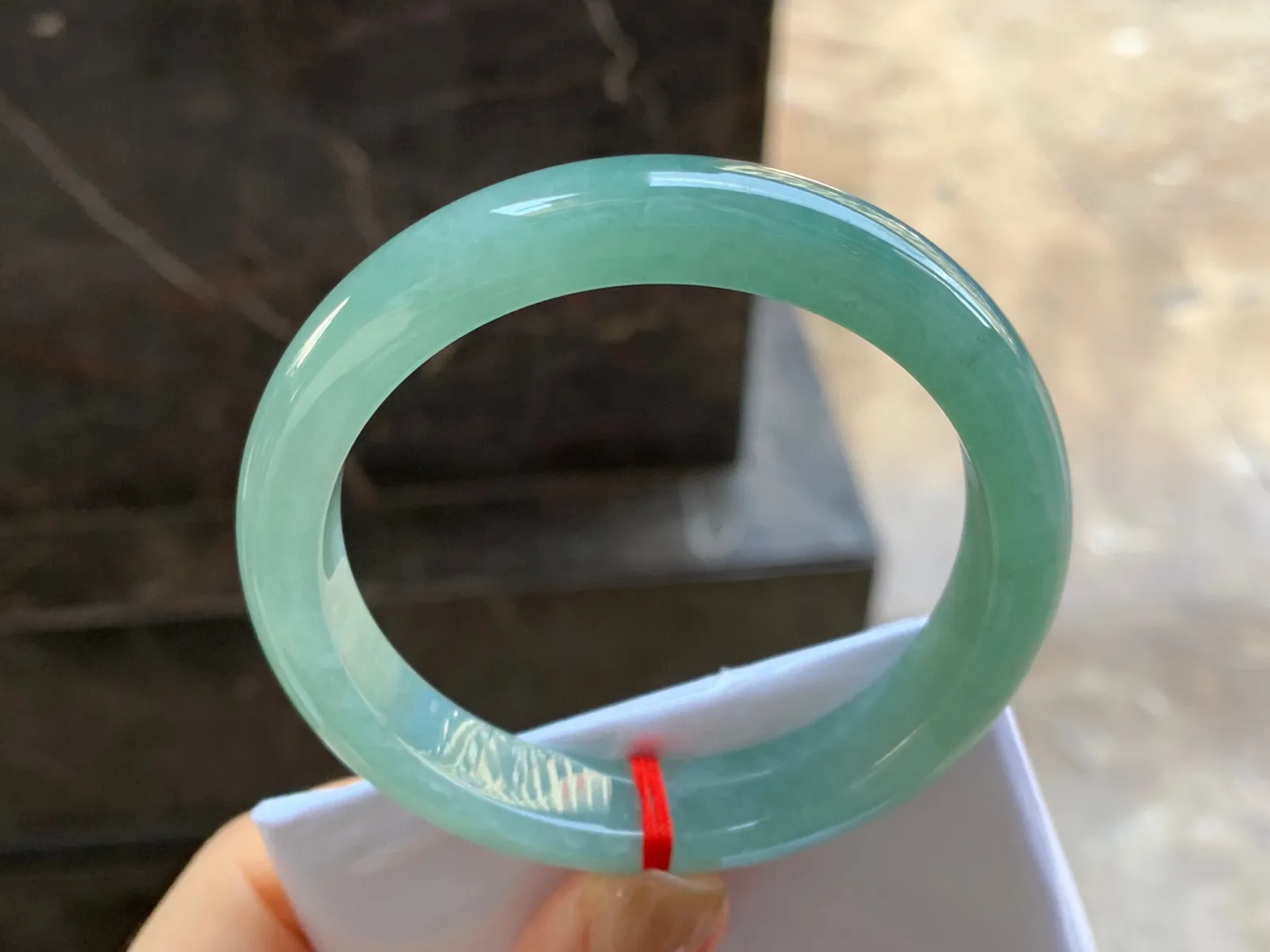 带底色手镯
尺寸：58.2-11.2-7.8mm
水润十足～很耐看的料子上手好看