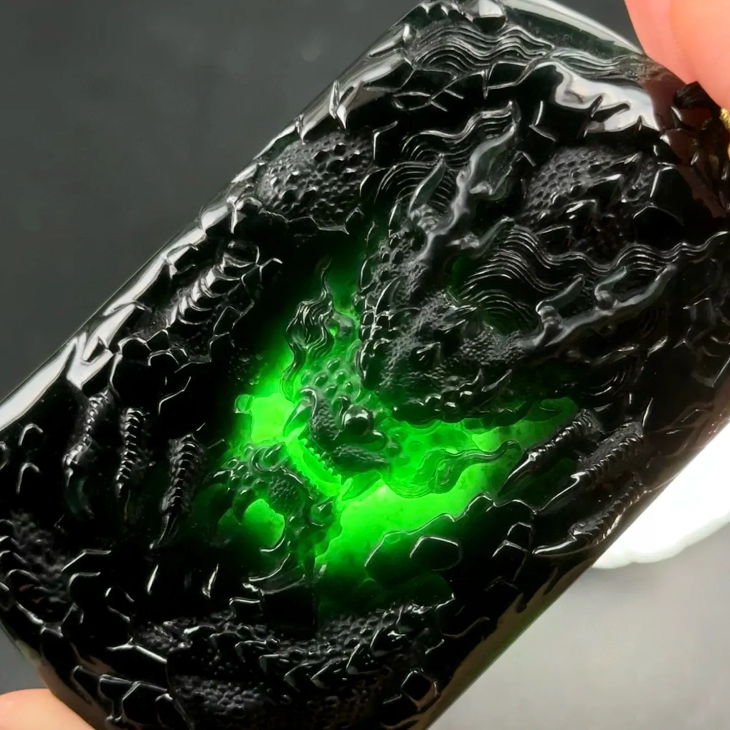 墨翠龙牌 种好色正 黑度极好 打灯通透 油性十足 尺寸81