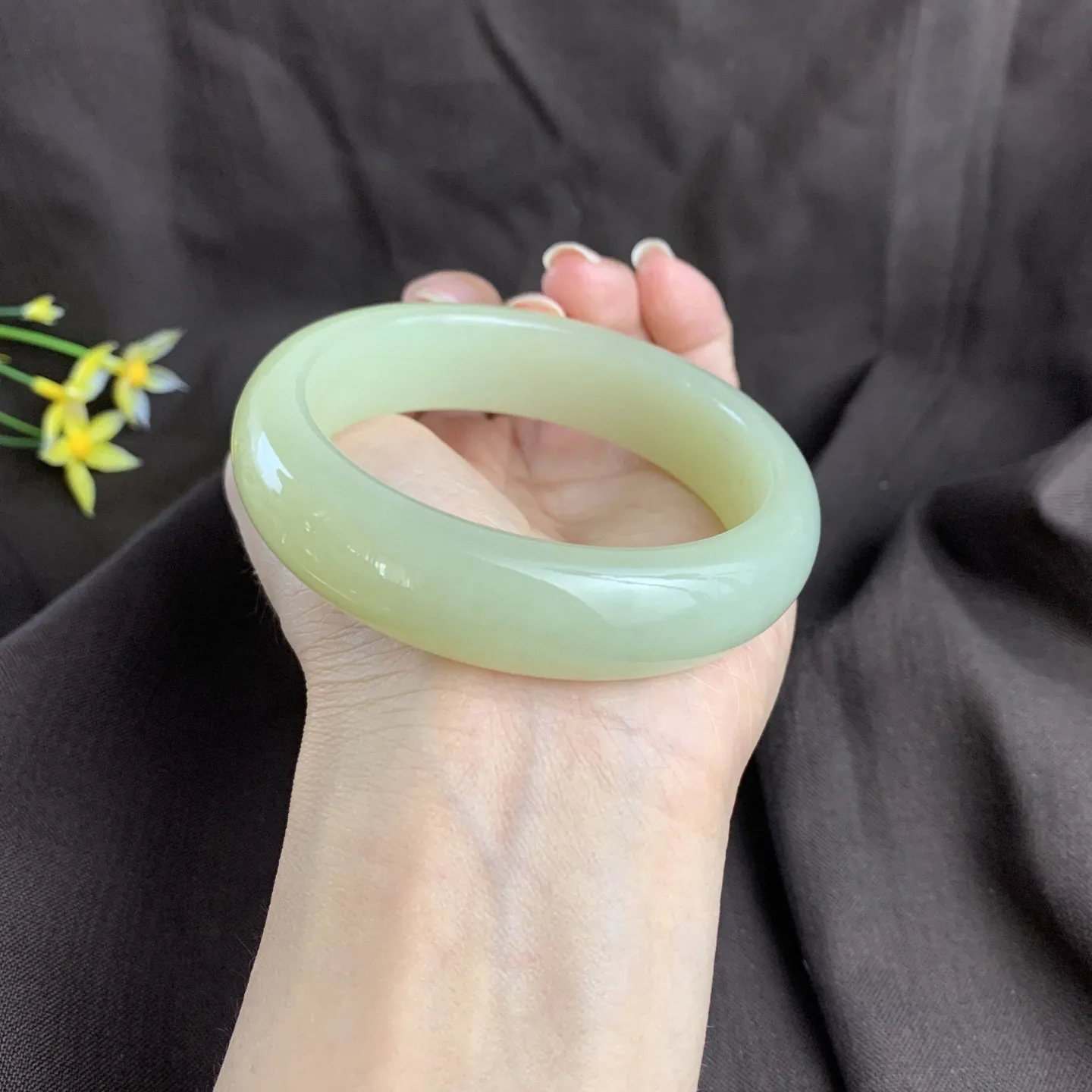 和田玉59圈口且末料手镯，玉质细腻油润 底色纯净 脂粉好，品质