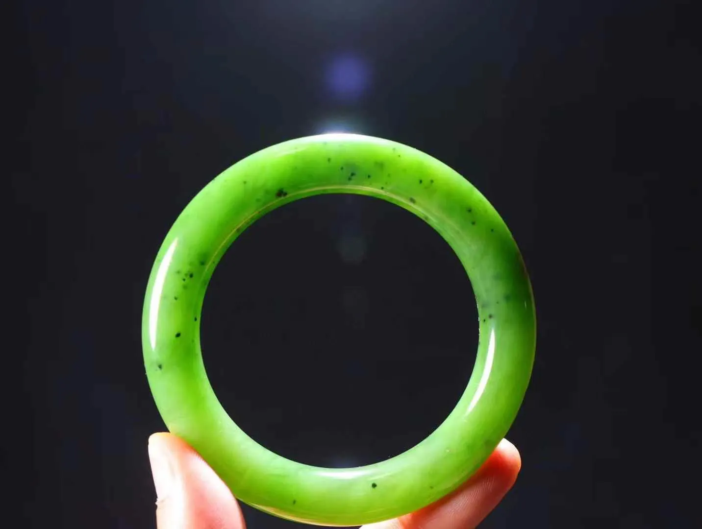 【碧色荡漾】

精品️和田玉碧玉胖圆条手镯，红皮老料 玉质极其细腻温润，手感舒适，款式美观大气️线条流畅，简约大气，美自天成，佩戴于腕间，婉约之美，举手投足间透出那份低调奢华，醉人心扉。

重71.2克 内径圈口57mm尺寸11.7mm   l62470681925