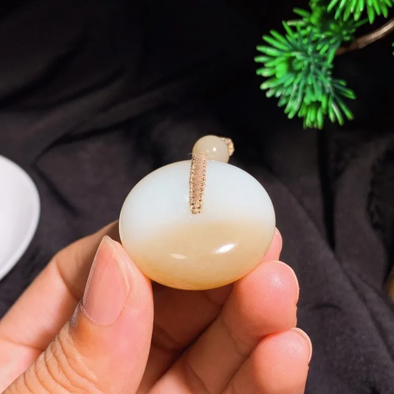新疆且末糖平安扣挂件。尺寸30.4/11.2重19.5克，玉质细腻油润 脂粉好，品质好！lt250618