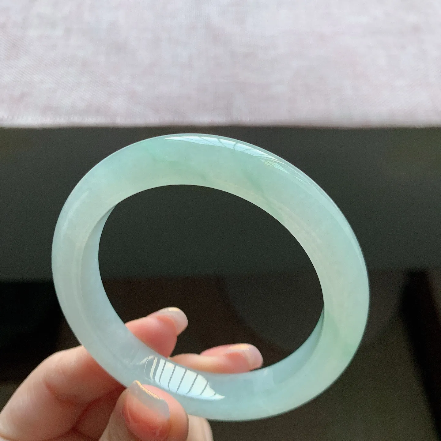 55-56圈口。自然光实拍，老坑冰胶甜绿正圈翡翠手镯，尺寸:56-10.8-9mm，无纹裂，重量58.85g，