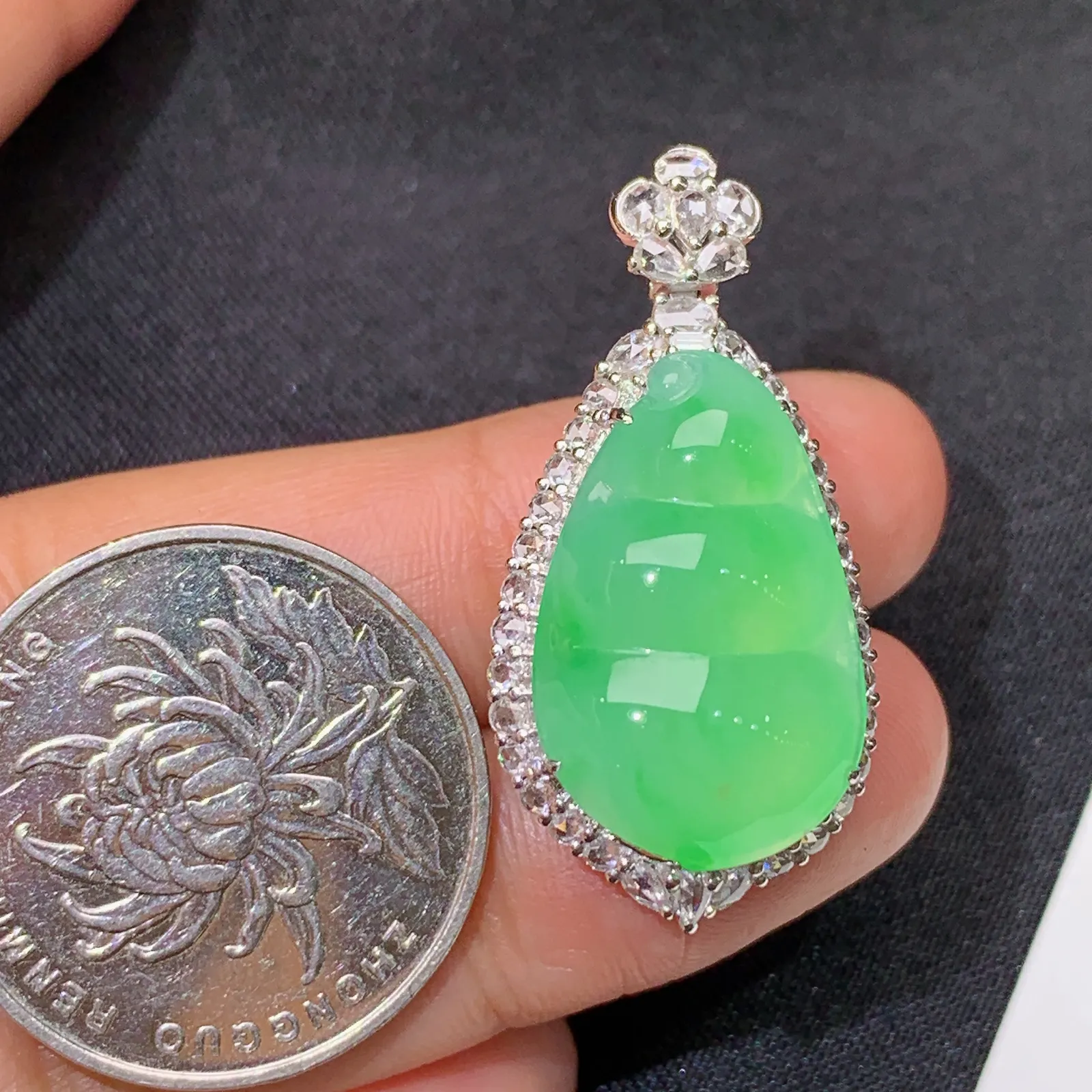 甜绿福豆吊坠，18k金镶嵌，色泽鲜阳，冰润细腻，种水足 尺寸34.1*16.9*12.8