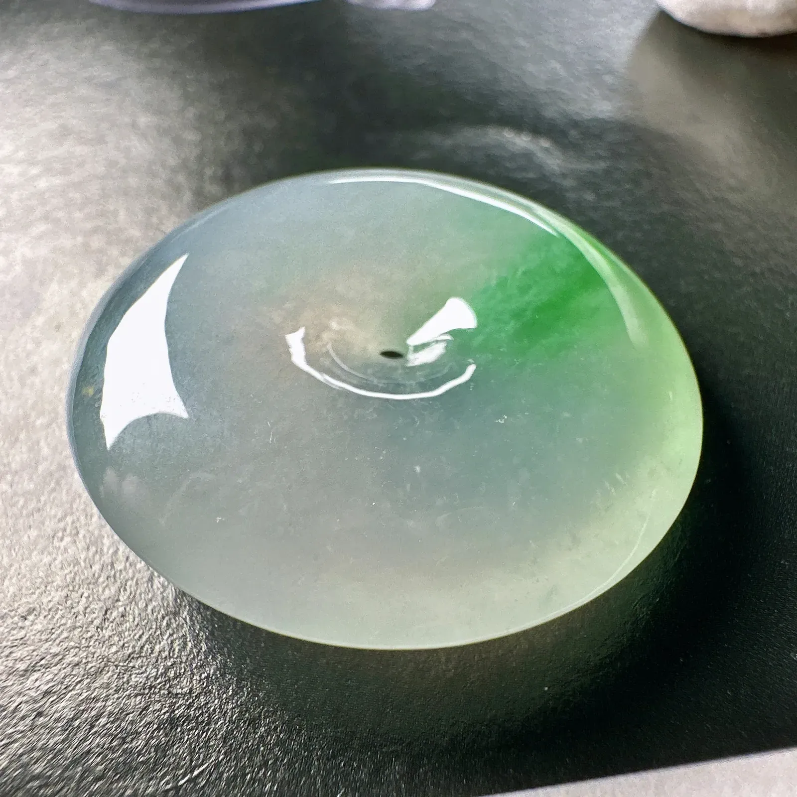 【冰种飘绿平安扣】质地非常细腻，冰润十足，种老冰透，荧光闪耀。
