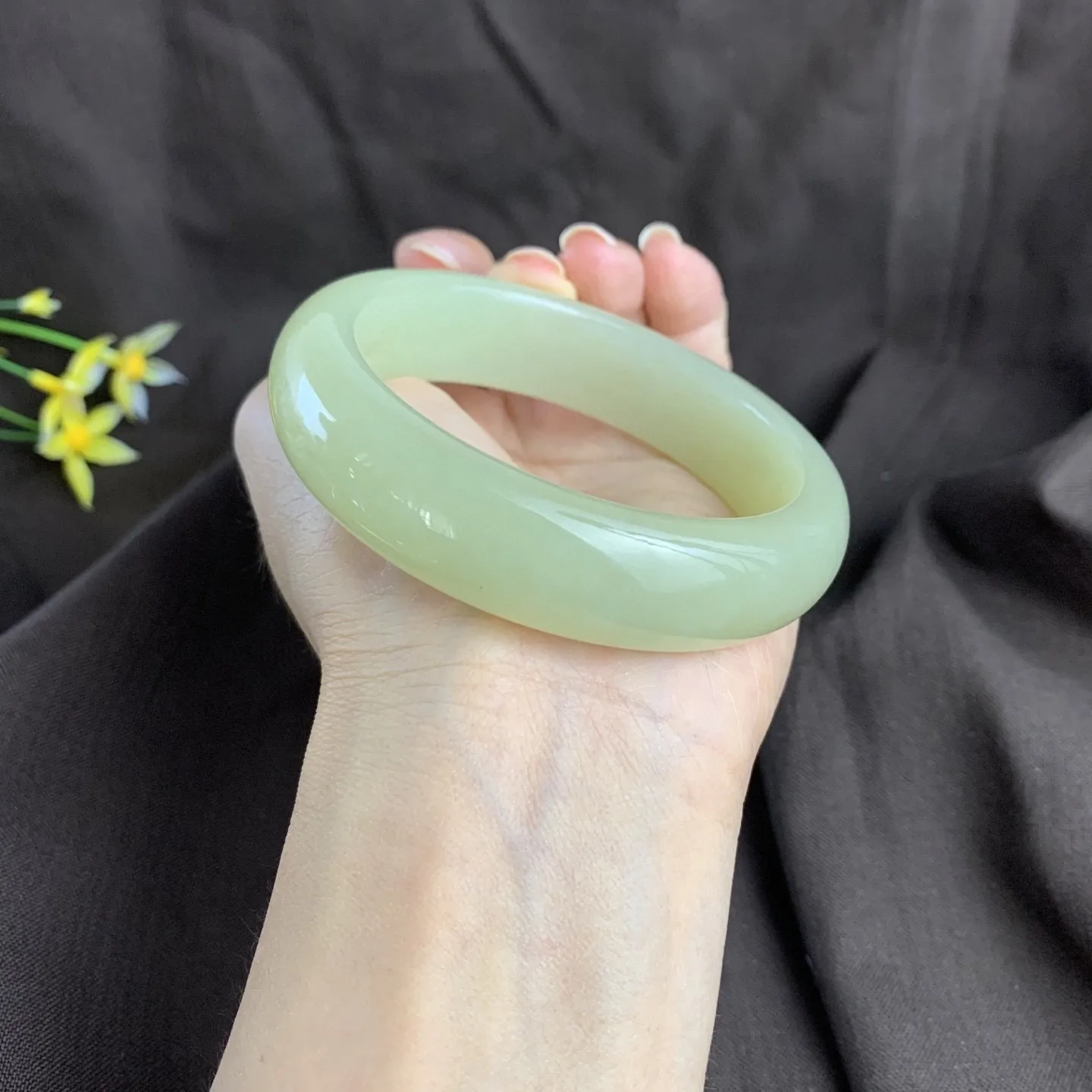 和田玉59圈口且末料手镯，玉质细腻油润 底色纯净 脂粉好，品质
