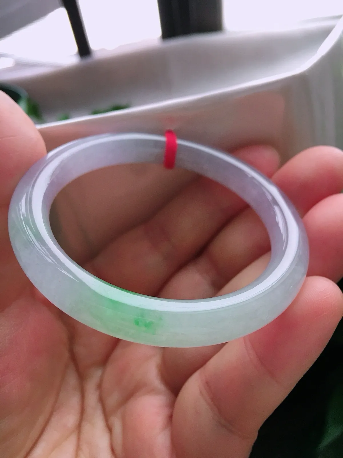 圈口53，圆条手镯，小圈口，春彩，玉质冰润细腻，种水好，尺寸53-8.9-7.8mm