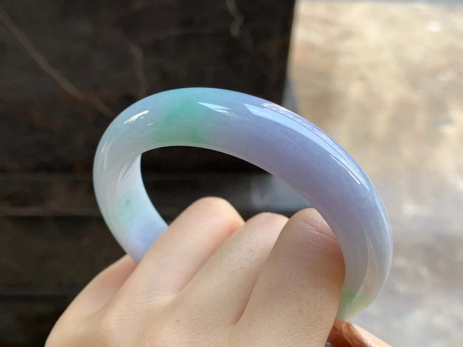 春带彩手镯
尺寸：56.7-13.8-8.9mm
肉质细腻干净～颜色搭配好看