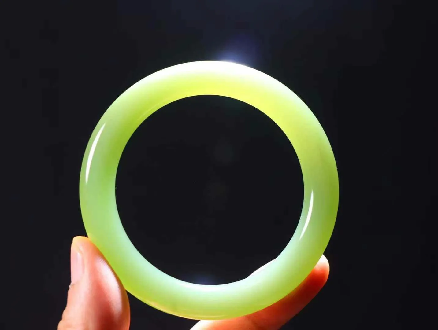 【碧波流转·手镯】

精品和田玉碧玉圆条手镯，玉质细腻温润，手感舒适，️线条流畅，简约大气，美自天成，佩戴于腕间，婉约之美，举手投足间透出那份低调奢华，醉人心扉。
重49.1克 内径圈口55mm尺寸10mm  l62470681925