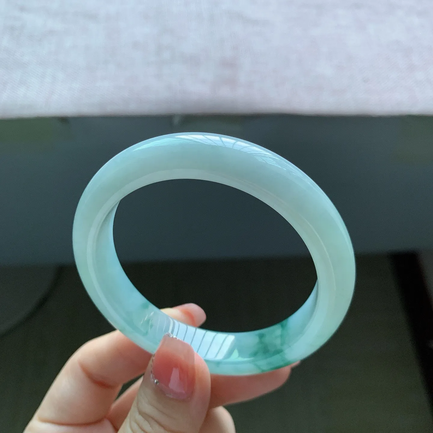 55 56圈口，自然光实拍，老坑冰胶飘花正圈翡翠手镯，尺寸:55.8-12-8mm，无纹裂重量55.31