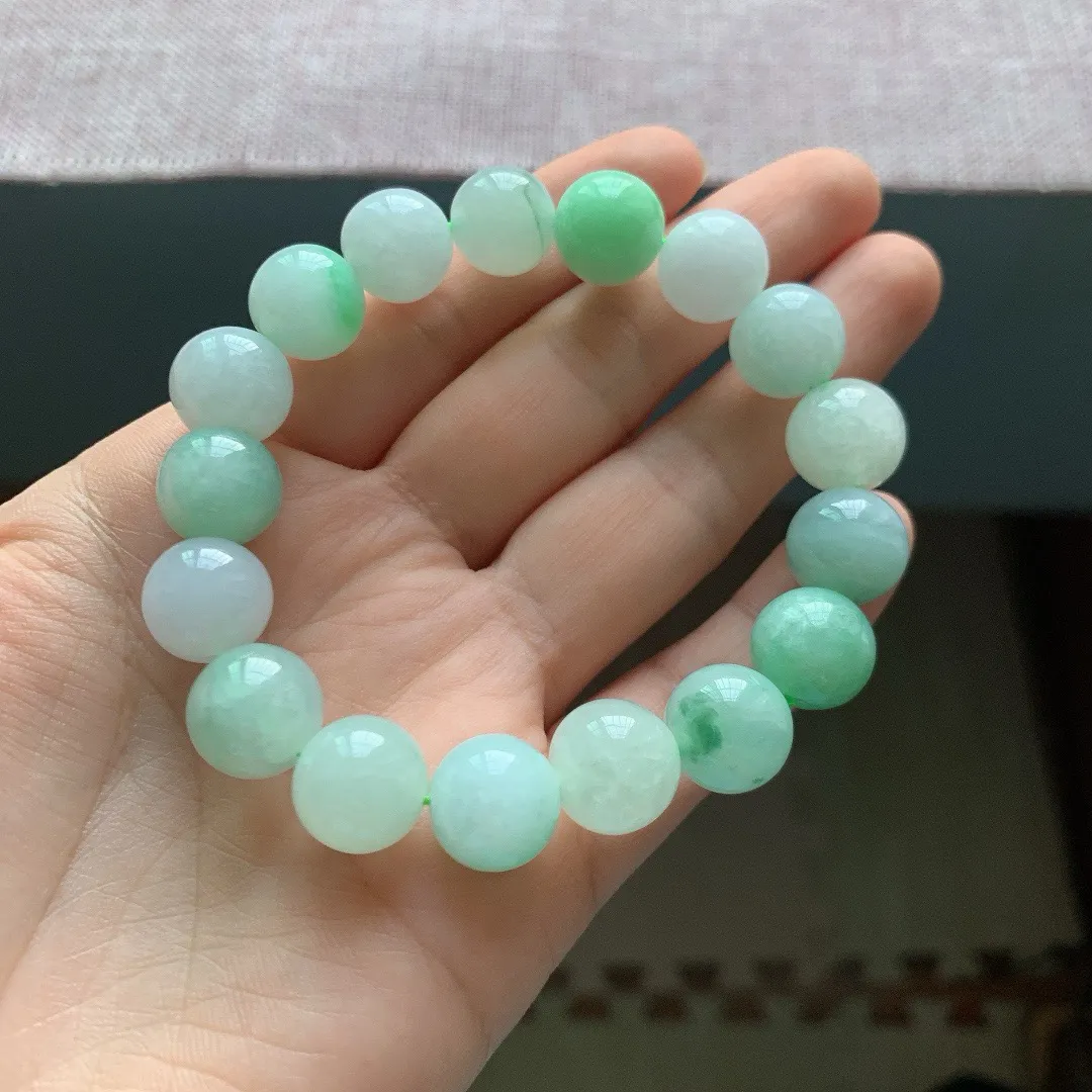 自然光实拍，老坑冰润飘绿翡翠手串手链，尺寸:17颗×13mm，重量57.14