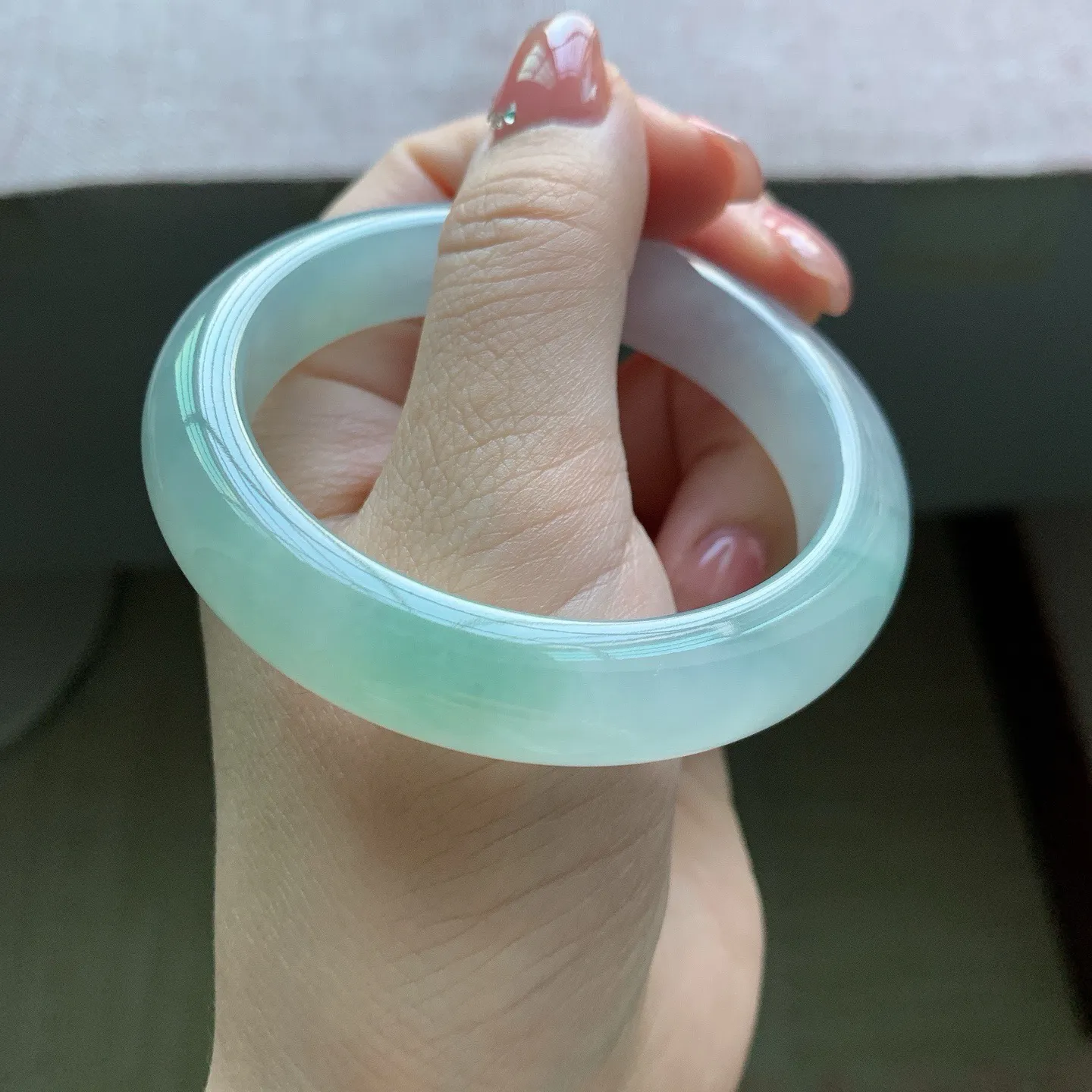 55-56圈口，自然光实拍，老坑冰种飘绿正圈翡翠手镯，尺寸:55.5-12-8.6mm，无纹裂重量6