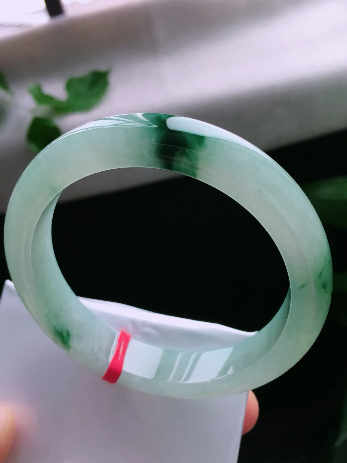 圈口57.3，正圈手镯，飘花，玉质水润细腻，尺寸57.3-12.3-8mm