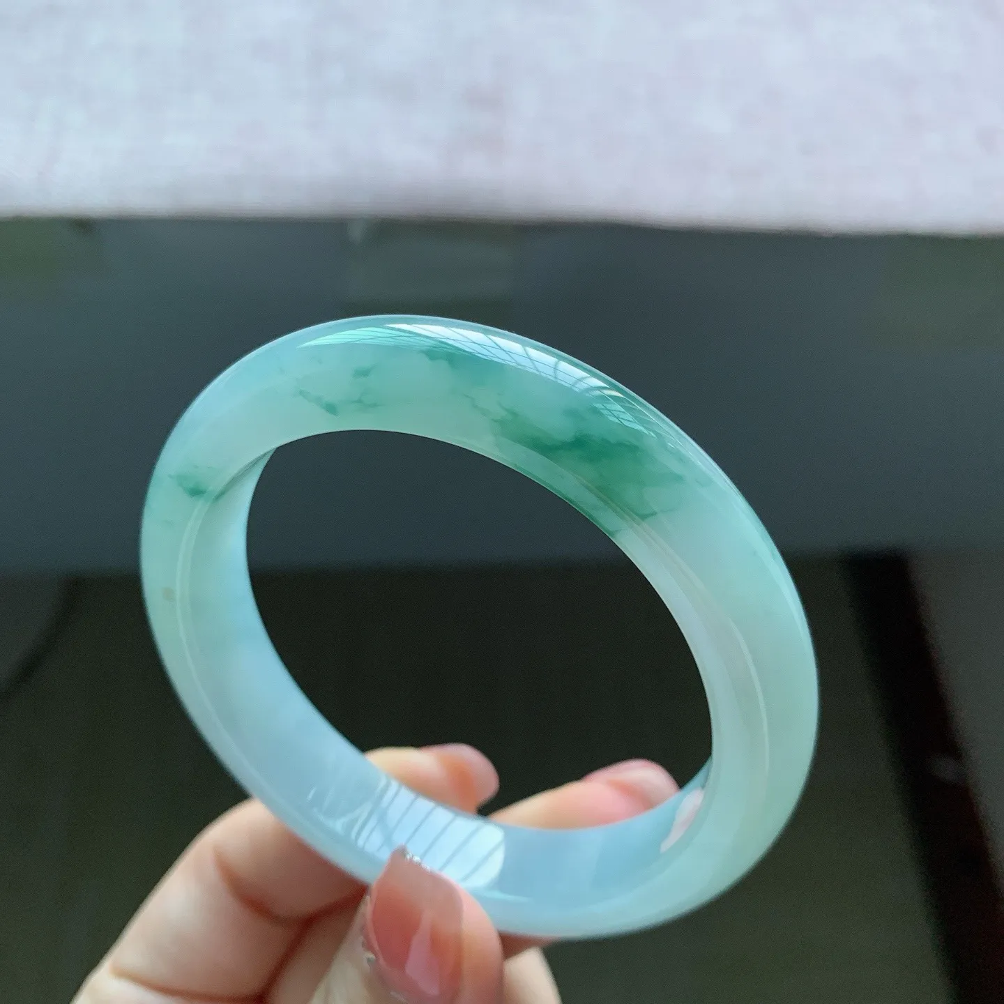 55 56圈口，自然光实拍，老坑冰胶飘花正圈翡翠手镯，尺寸:55.8-12-8mm，无纹裂重量55.31