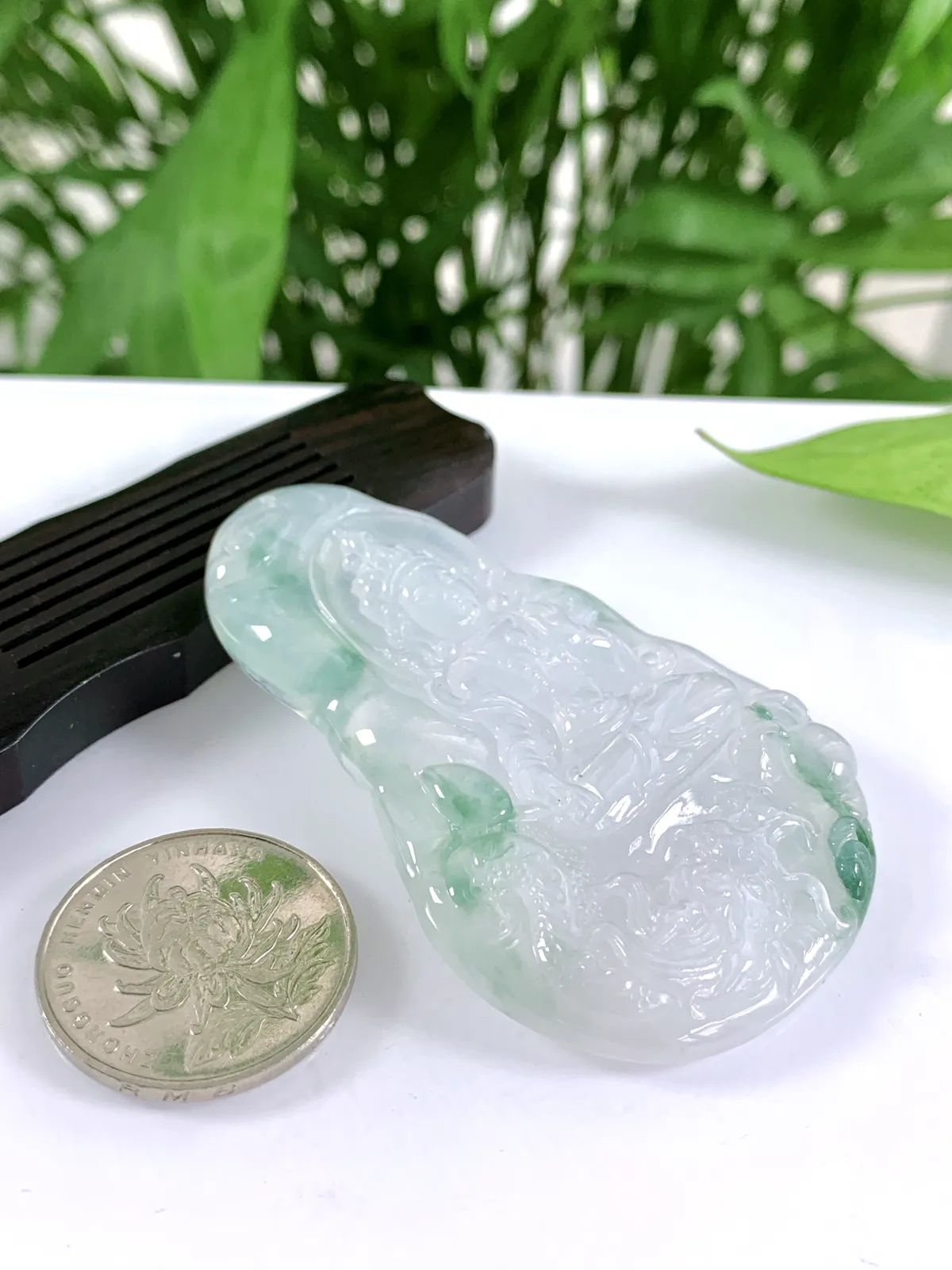 缅甸天然翡翠A货，大件冰种起光起胶飘花观音吊坠挂件，尺寸68/42/6.5mm重量：31.89g
