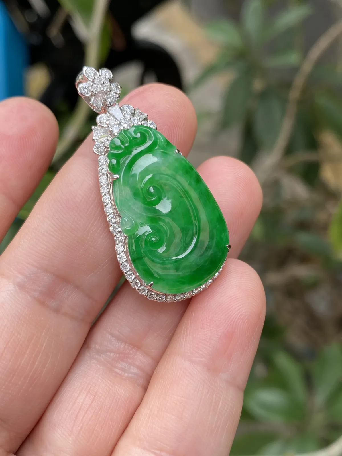 超美推荐 【冰🧊阳绿如意吊坠】色阳色绿，无纹裂，冰透，种老细腻，均匀，18k金天然钻镶嵌，石头尺寸不小28.2*18.8*2.5，上身超美，性价比超高～～
