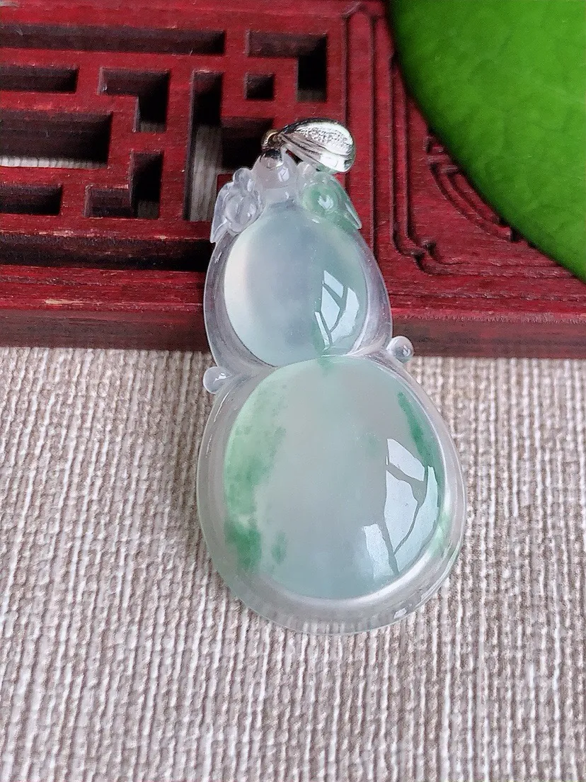 a货翡翠老坑冰种18K金扣头飘花葫芦吊坠 尺寸36.7×19.4×5.5mm 重量5.32g 0619
