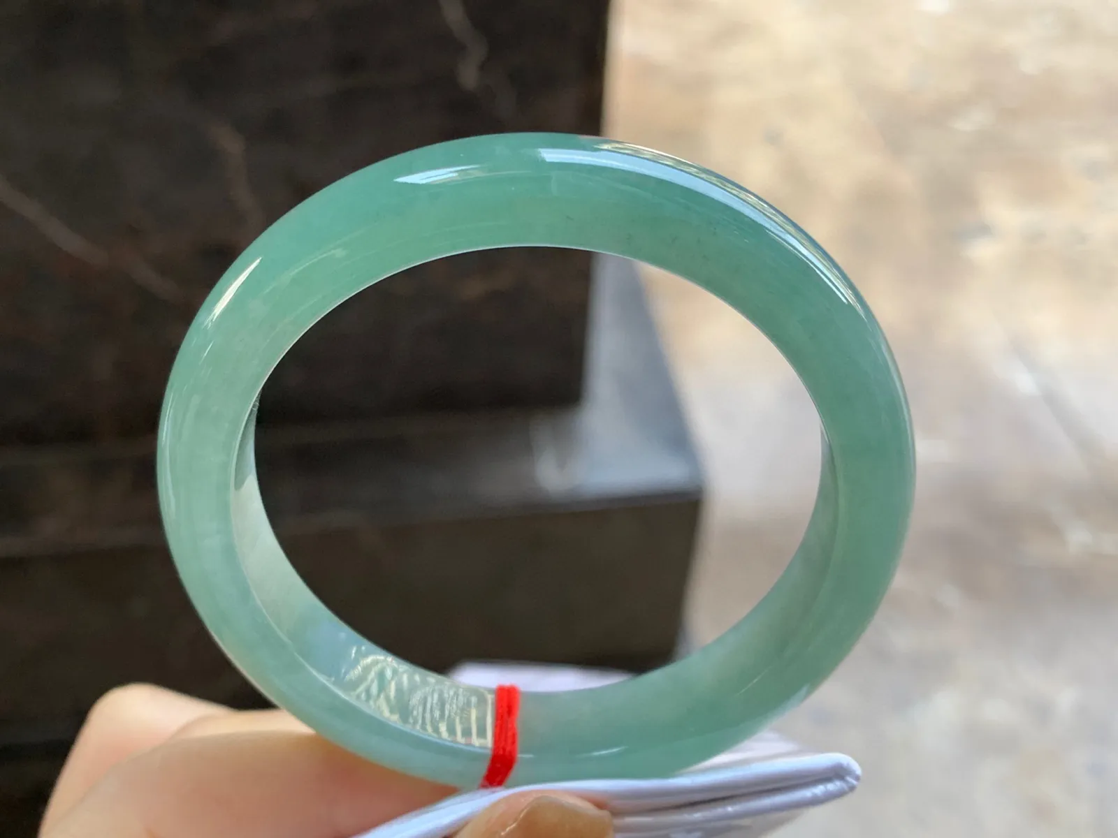 带底色手镯
尺寸：58.2-11.2-7.8mm
水润十足～很耐看的料子上手好看