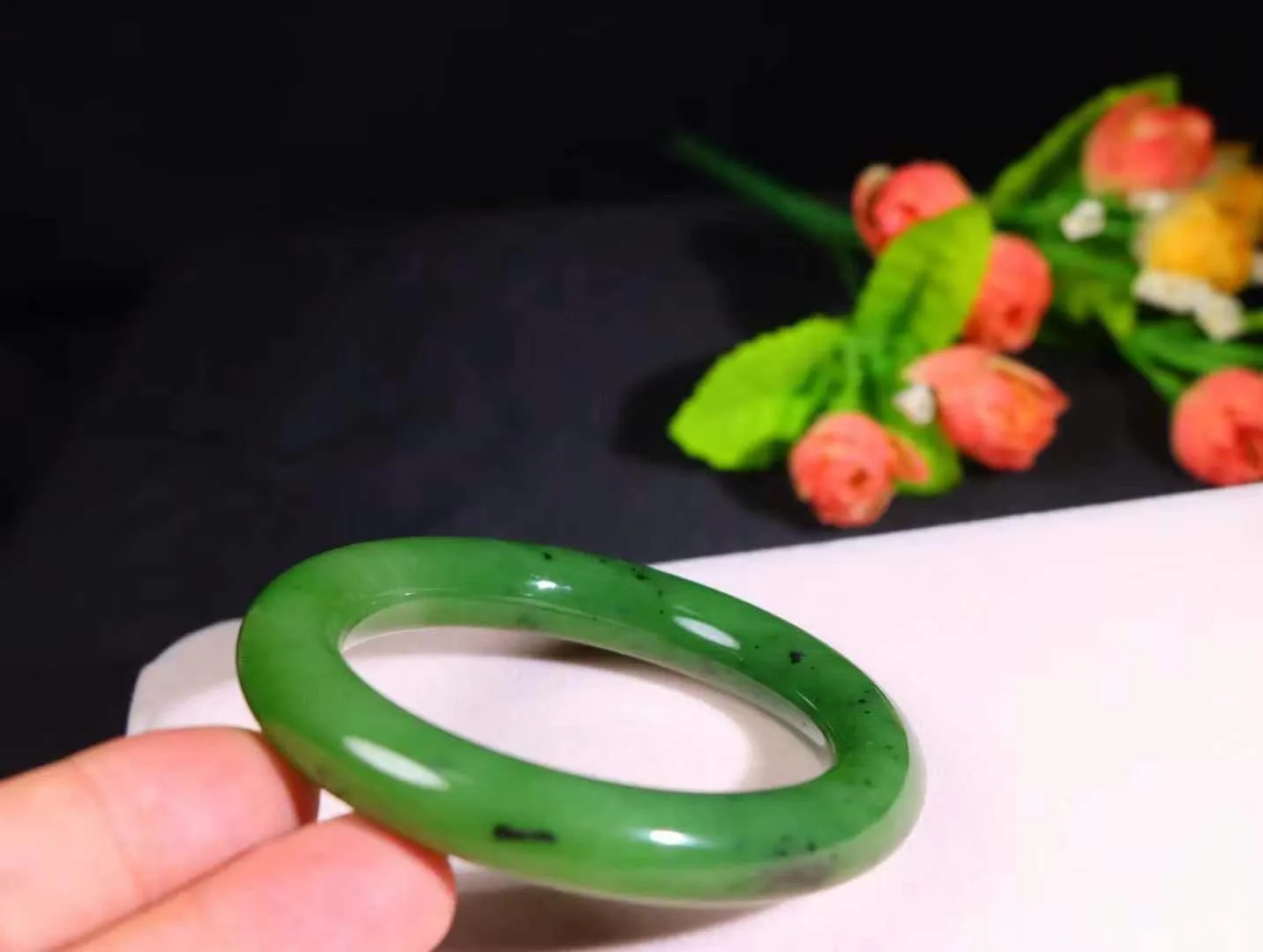 【碧色荡漾】

精品️和田玉碧玉胖圆条手镯，红皮老料 玉质极其细腻温润，手感舒适，款式美观大气️线条流畅，简约大气，美自天成，佩戴于腕间，婉约之美，举手投足间透出那份低调奢华，醉人心扉。

重71.2克 内径圈口57mm尺寸11.7mm   l62470681925