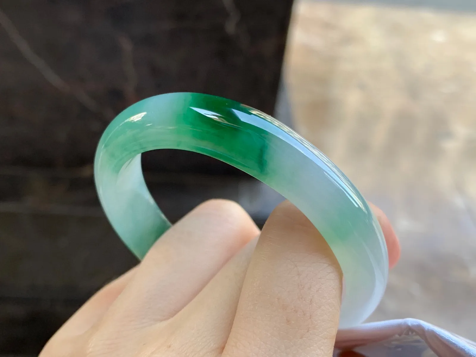 绿花贵妃镯
尺寸：52.5-11.5-7.5mm
肉质细腻干净～正圈50 51可以戴