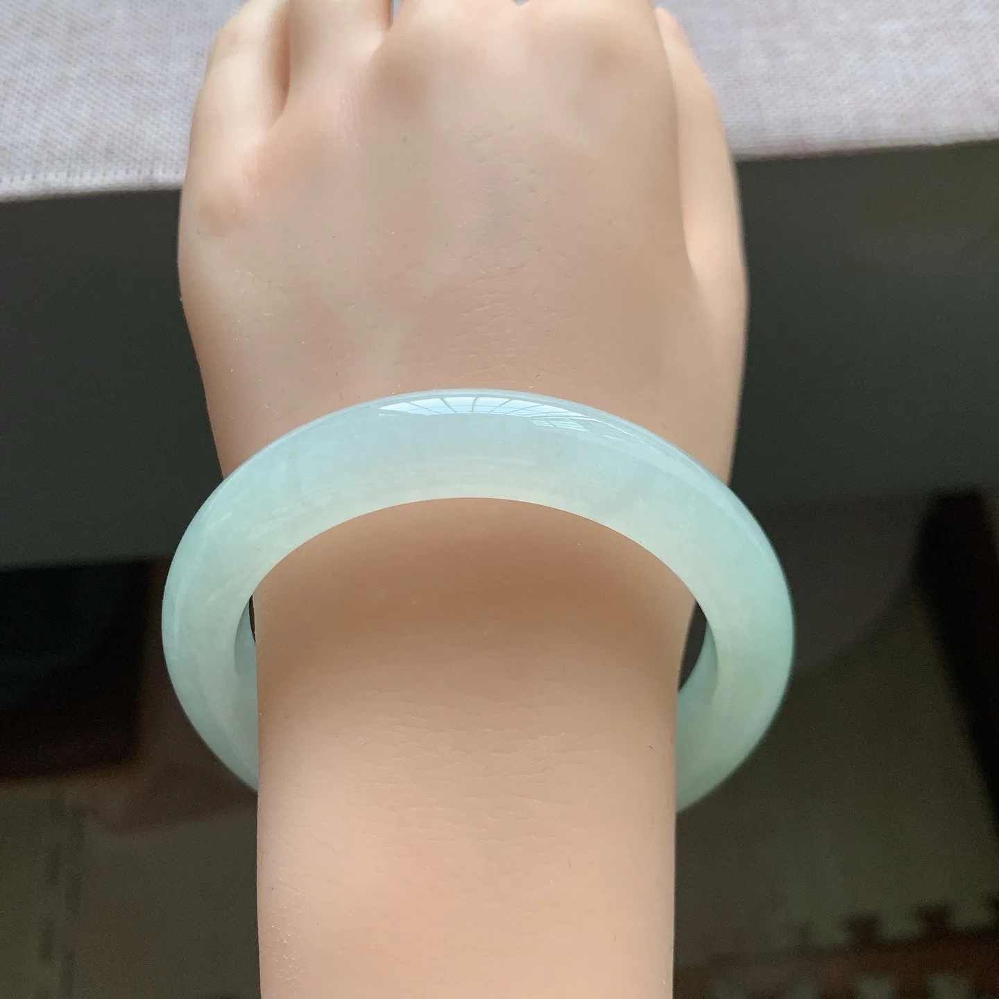 55-56圈口。自然光实拍，老坑冰胶甜绿正圈翡翠手镯，尺寸:56-10.8-9mm，无纹裂，重量58.85g，