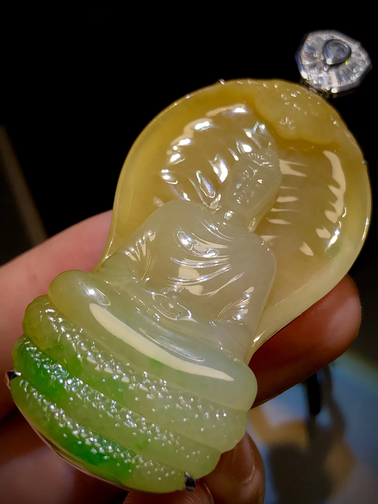 【释迦摩尼佛·守护神】，黄+绿厚装翡翠料子，
裸石57.5-31-13.5mm，
整体70-31-13.5mm，18K金，南非钻，