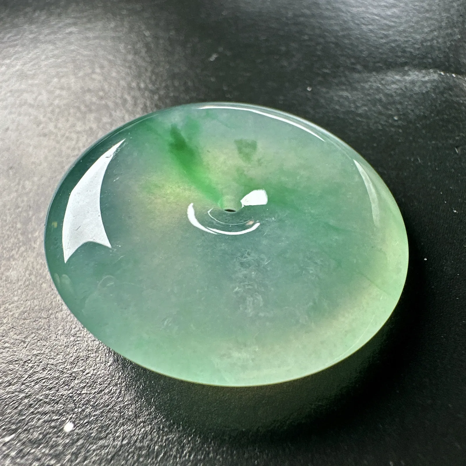 【冰种飘绿平安扣】质地非常细腻，冰润十足，种老冰透，荧光闪耀