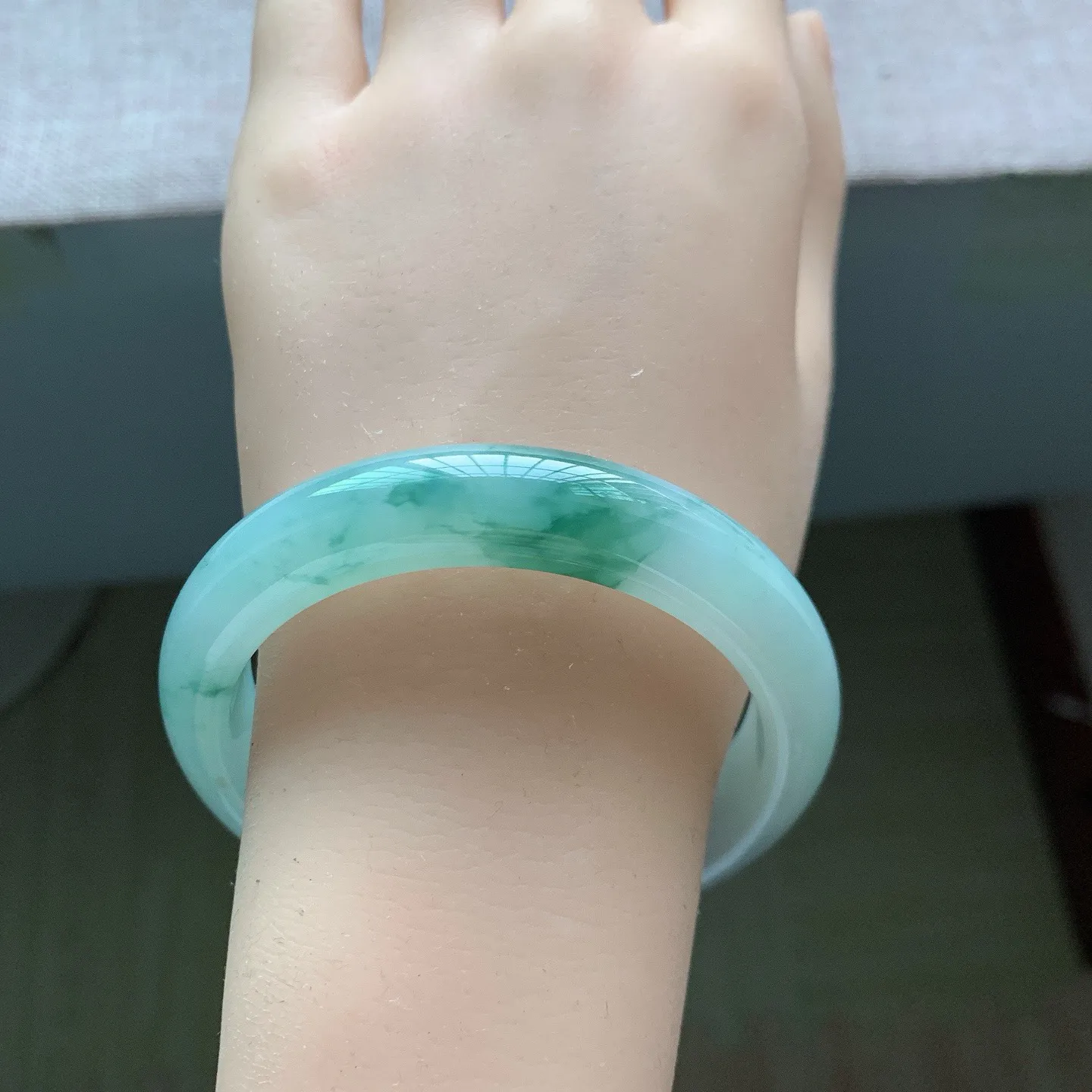 55 56圈口，自然光实拍，老坑冰胶飘花正圈翡翠手镯，尺寸:55.8-12-8mm，无纹裂重量55.