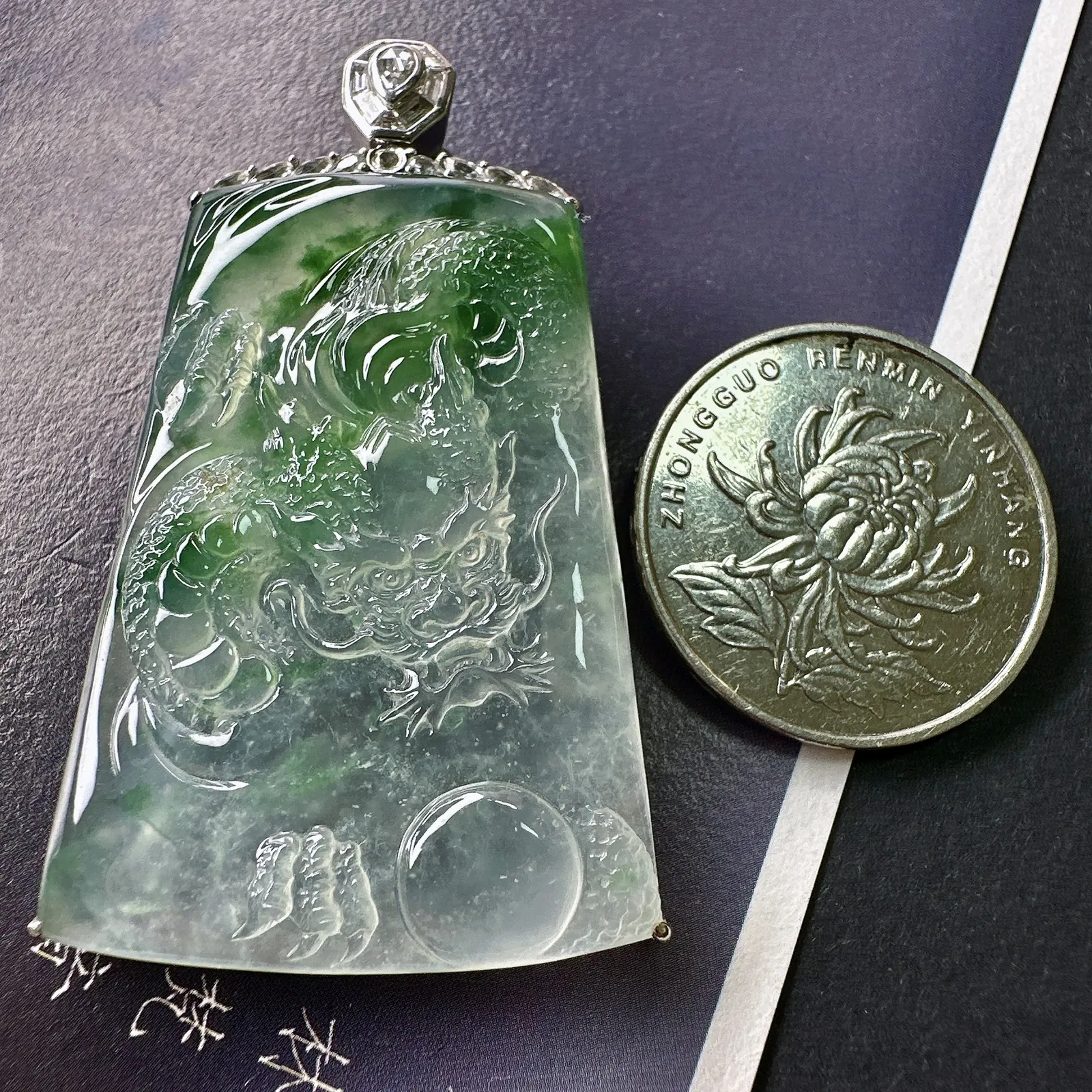 【冰种飘绿龙牌】古龙作品，神龙护主，质地细腻，起胶感，生肖佩戴，18k金钻镶嵌，裸石尺寸42.8*30.6*5.7毫米