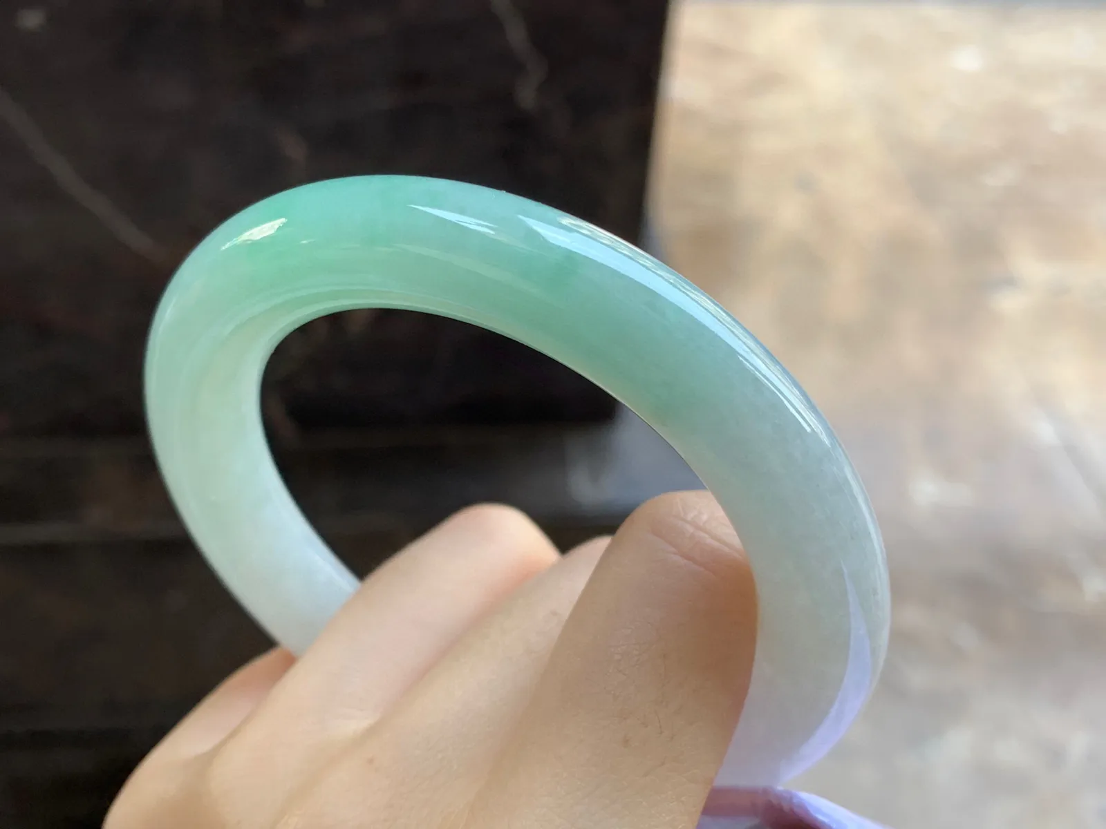带色圆条手镯
尺寸：58-11.3-12.3mm
肉质细腻干净～小清新