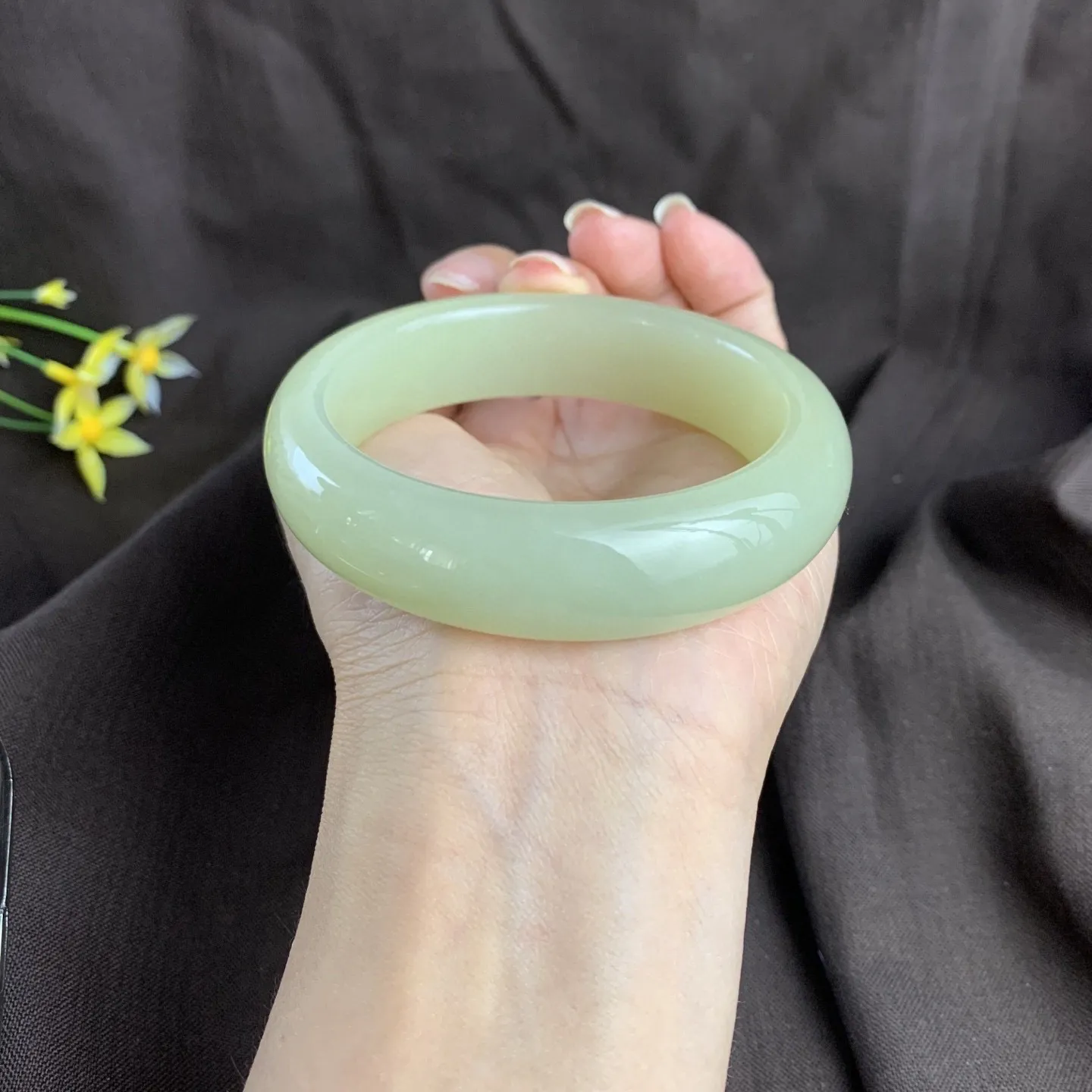 和田玉59圈口且末料手镯，玉质细腻油润 底色纯净 脂粉好，品质
