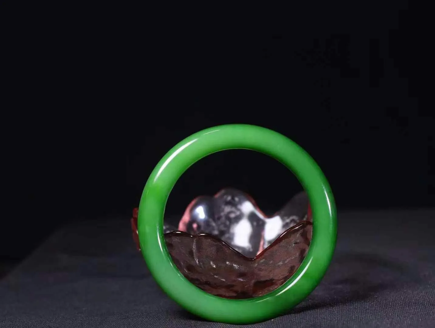 【碧波流转·手镯】

精品和田玉碧玉手镯，玉质细腻温润，手感舒适，️线条流畅，简约大气，美自天成，佩戴于腕间，婉约之美，举手投足间透出那份低调奢华，醉人心扉。
重42.3克 内径圈口59mm尺寸8.9-9.3mm  l62470681925