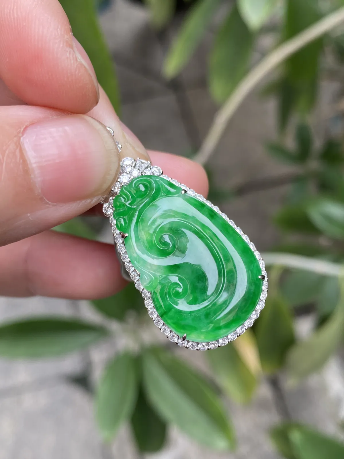 超美推荐 【冰🧊阳绿如意吊坠】色阳色绿，无纹裂，冰透，种老细腻，均匀，18k金天然钻镶嵌，石头尺寸不小28.2*18.8*2.5，上身超美，性价比超高～～