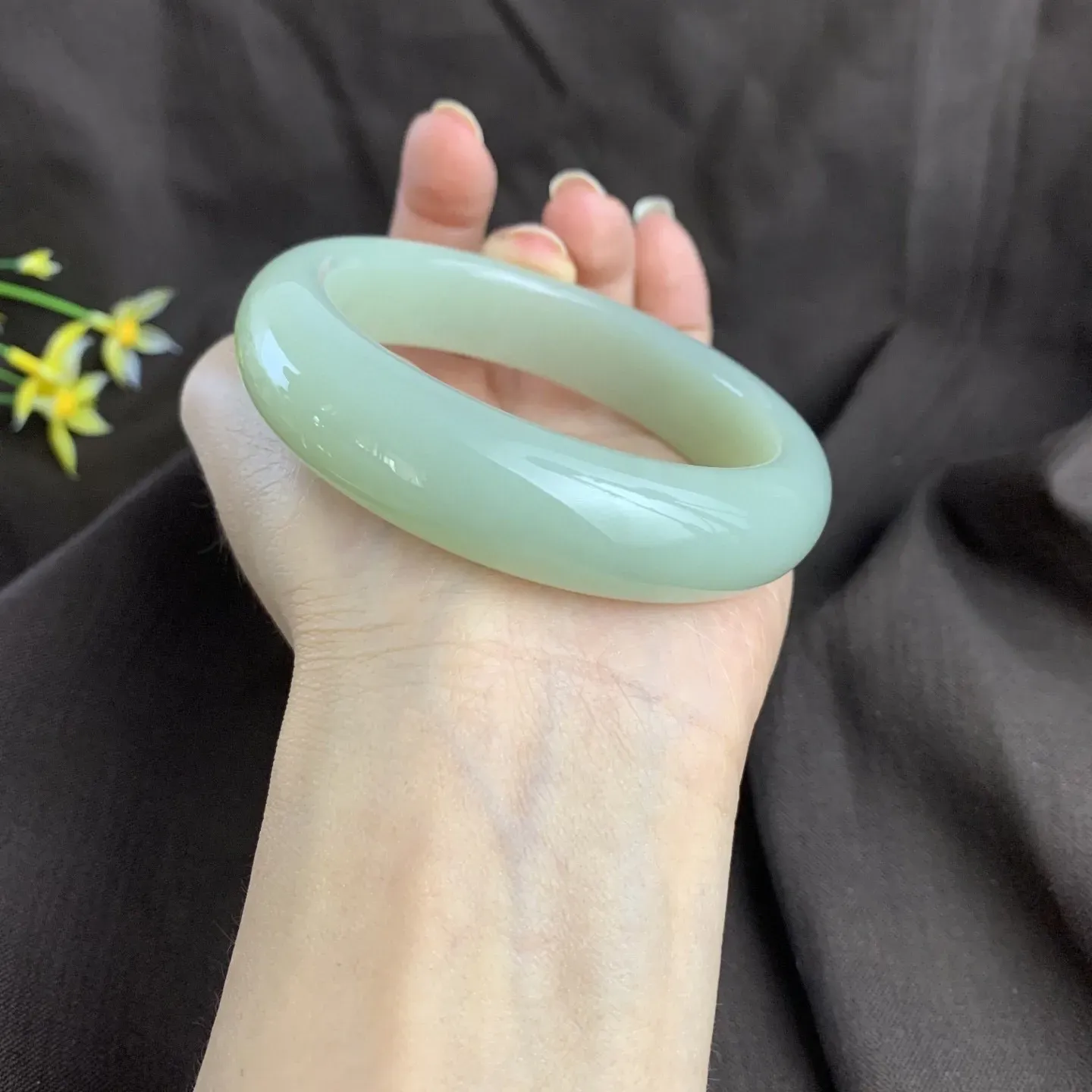 和田玉58圈口且末料手镯，圈口58宽15左右，玉质细腻油润 底色纯净 脂粉好，品质