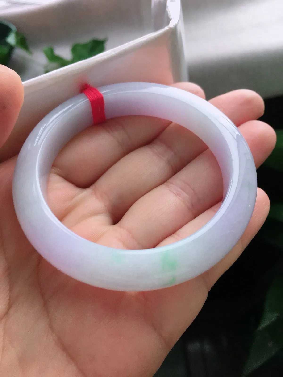 圈口55.5，正圈手镯，春彩，玉质冰润细腻，尺寸55.5-11.5-8.3mm