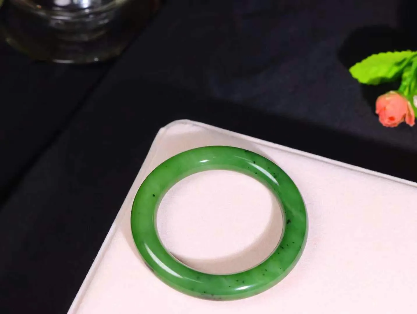 【碧色荡漾】

精品️和田玉碧玉胖圆条手镯，红皮老料 玉质极其细腻温润，手感舒适，款式美观大气️线条流畅，简约大气，美自天成，佩戴于腕间，婉约之美，举手投足间透出那份低调奢华，醉人心扉。

重71.2克 内径圈口57mm尺寸11.7mm   l62470681925